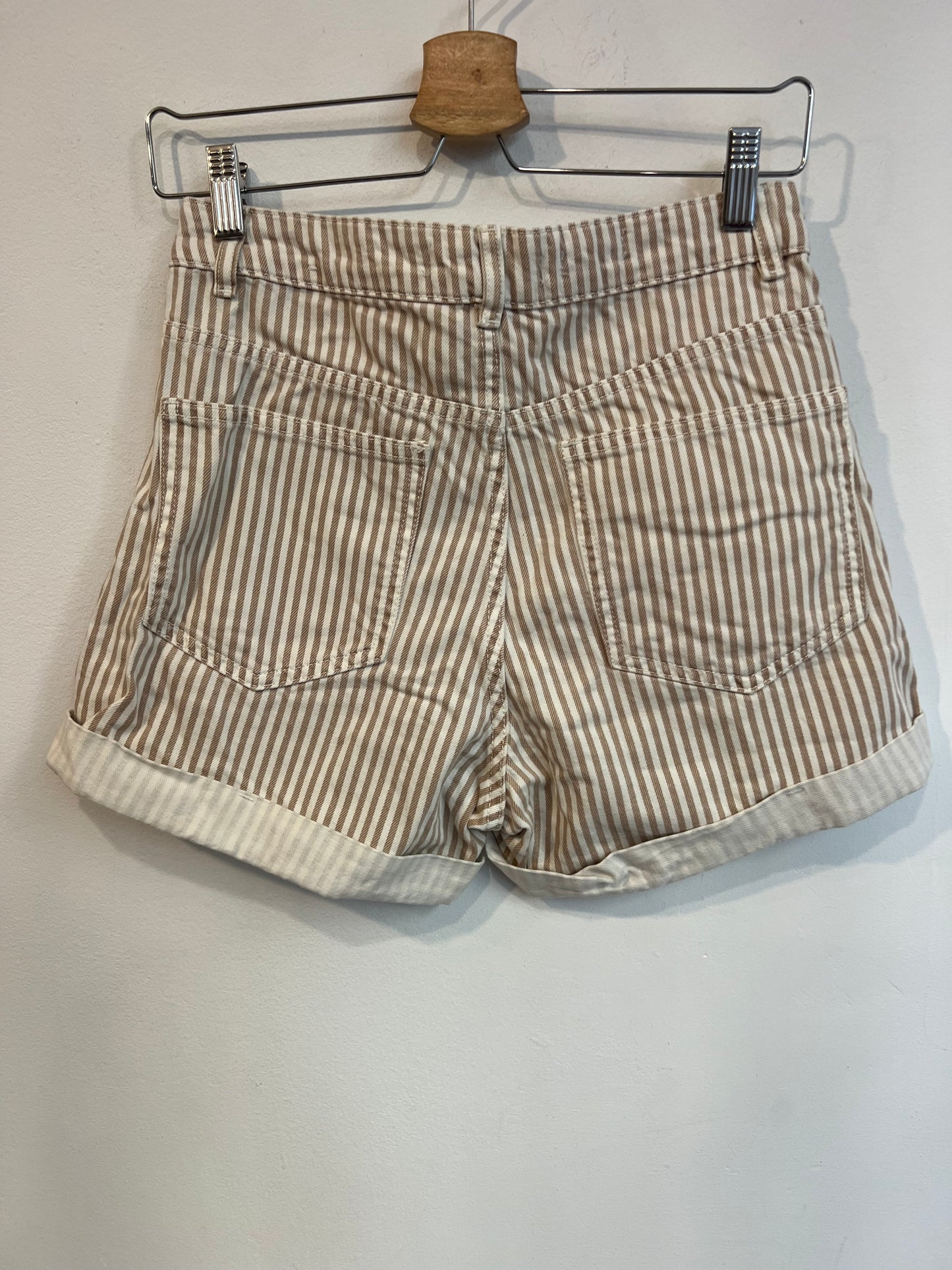 MANGO. Denim corto rayas beiges. T 36