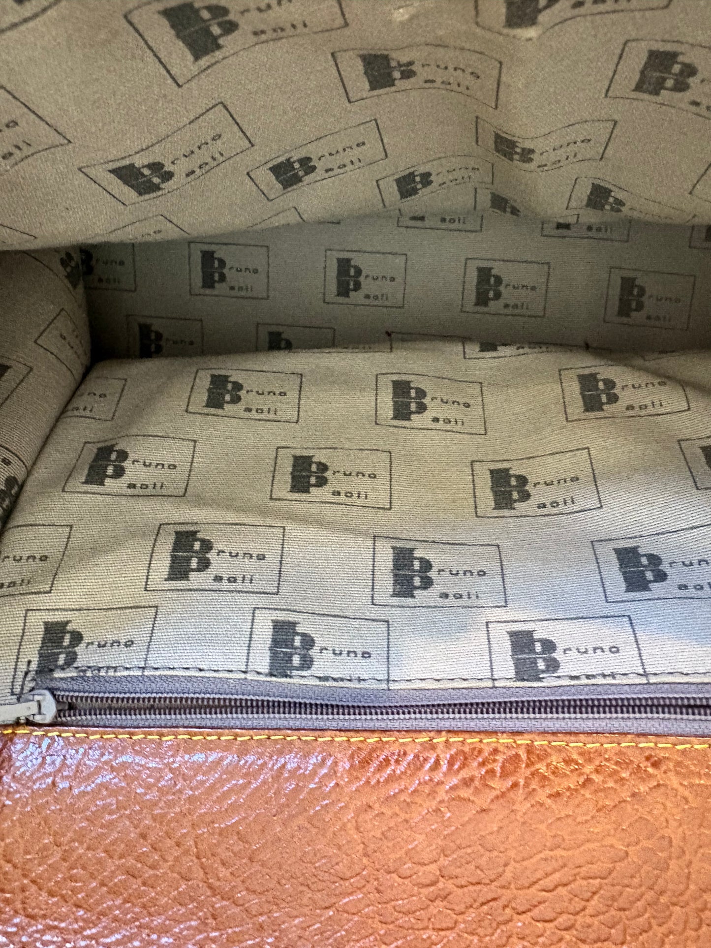 OTRAS. Bolso de mano piel vintage