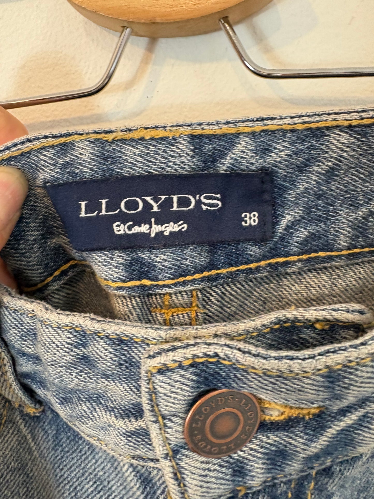LLOYD'S. Straight-leg, medium-wash denim. Size 38