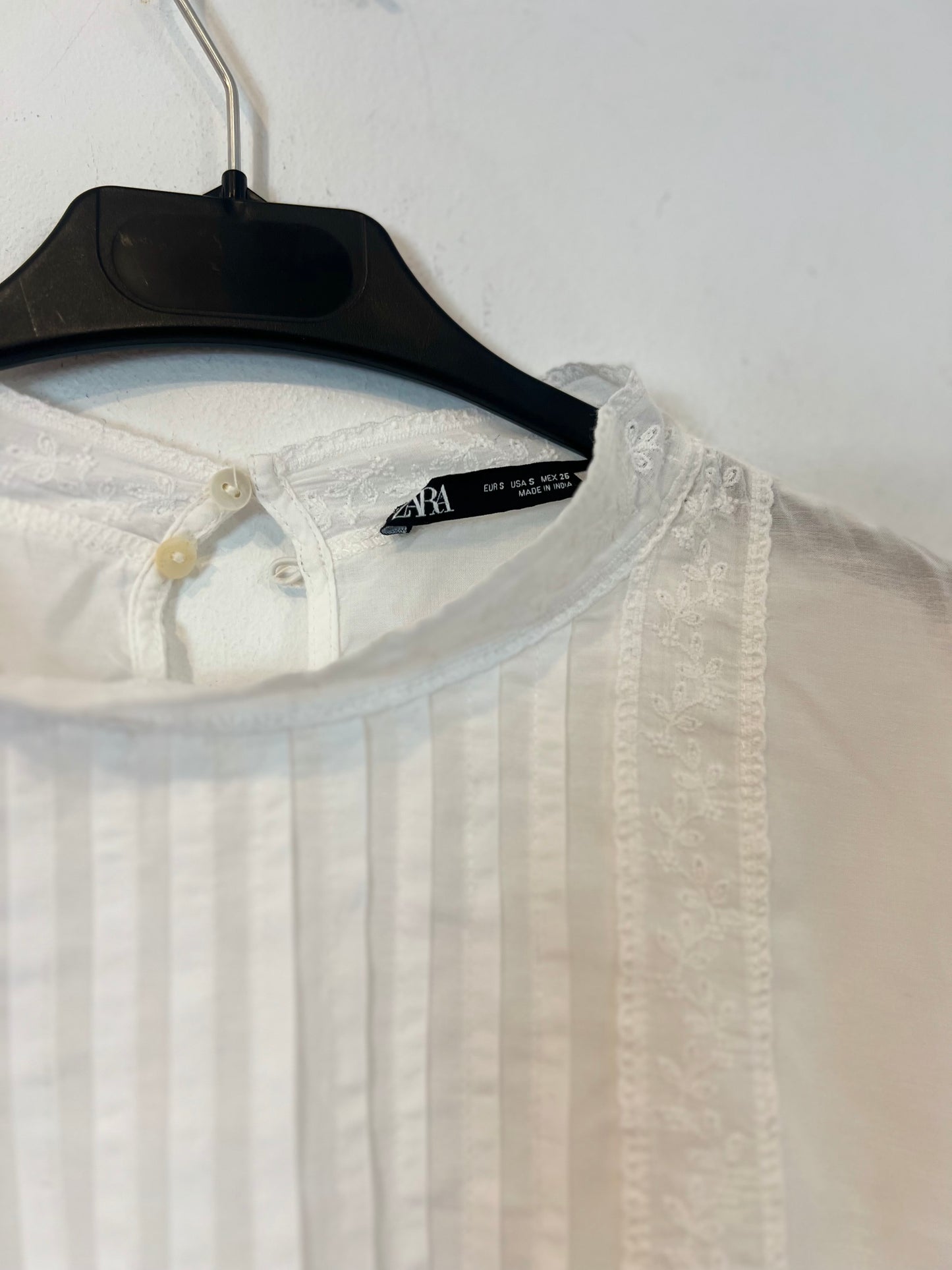 ZARA. White blouse with pleated detail and elastic waist Ts