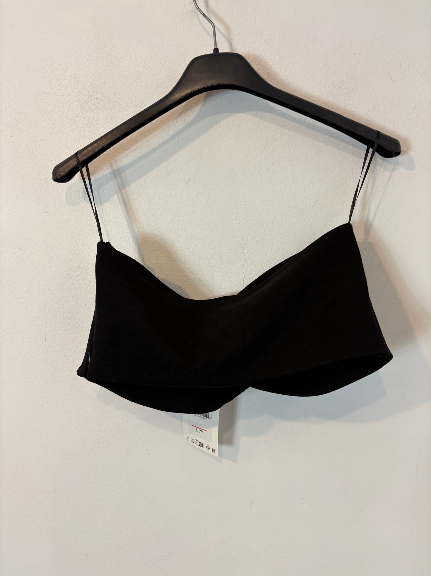 ZARA. Top negro palabra de honor