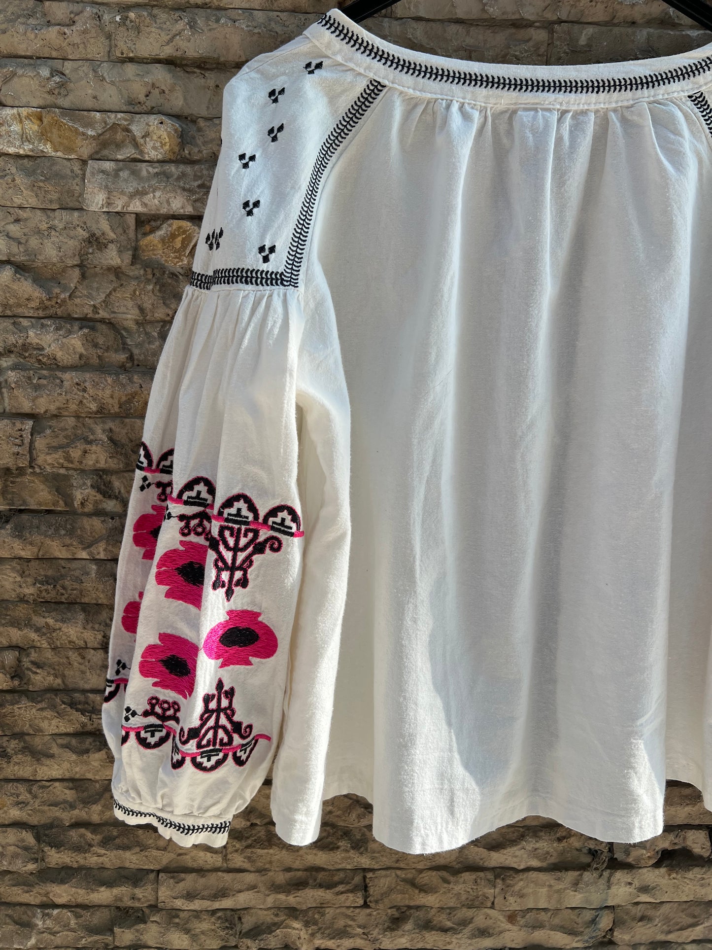 VAULT. Blusa blanca bordada