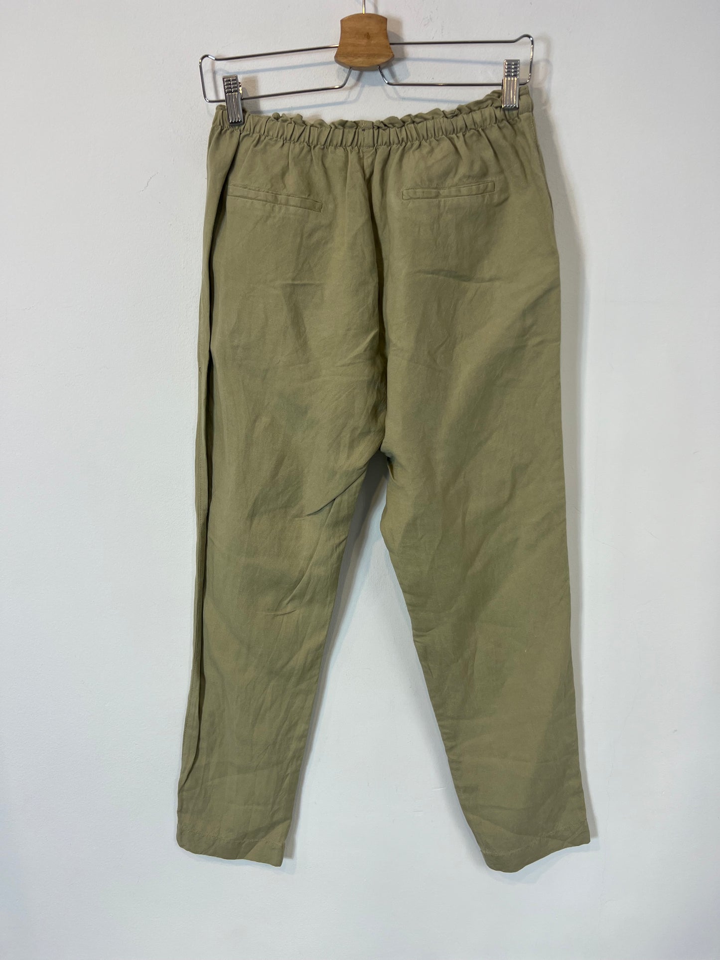 OYSHO. Pantalón verde fluido con lino. T S