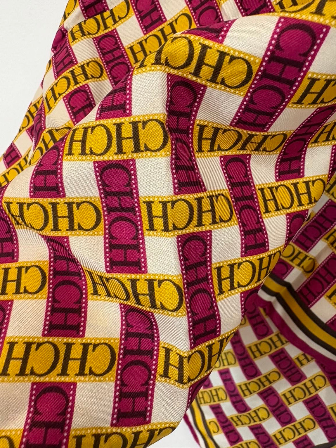CAROLINA HERRERA. Pañuelo seda estampado monograma