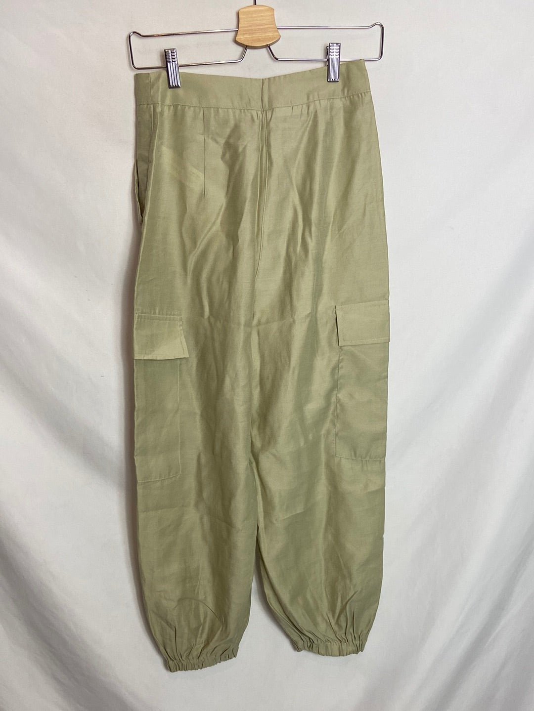 ZARA. Pantalón cargo beige T.XS