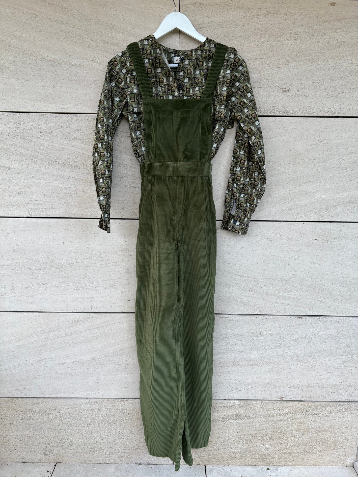 MARIA DE LA ORDEN. Mono verde pana ligera