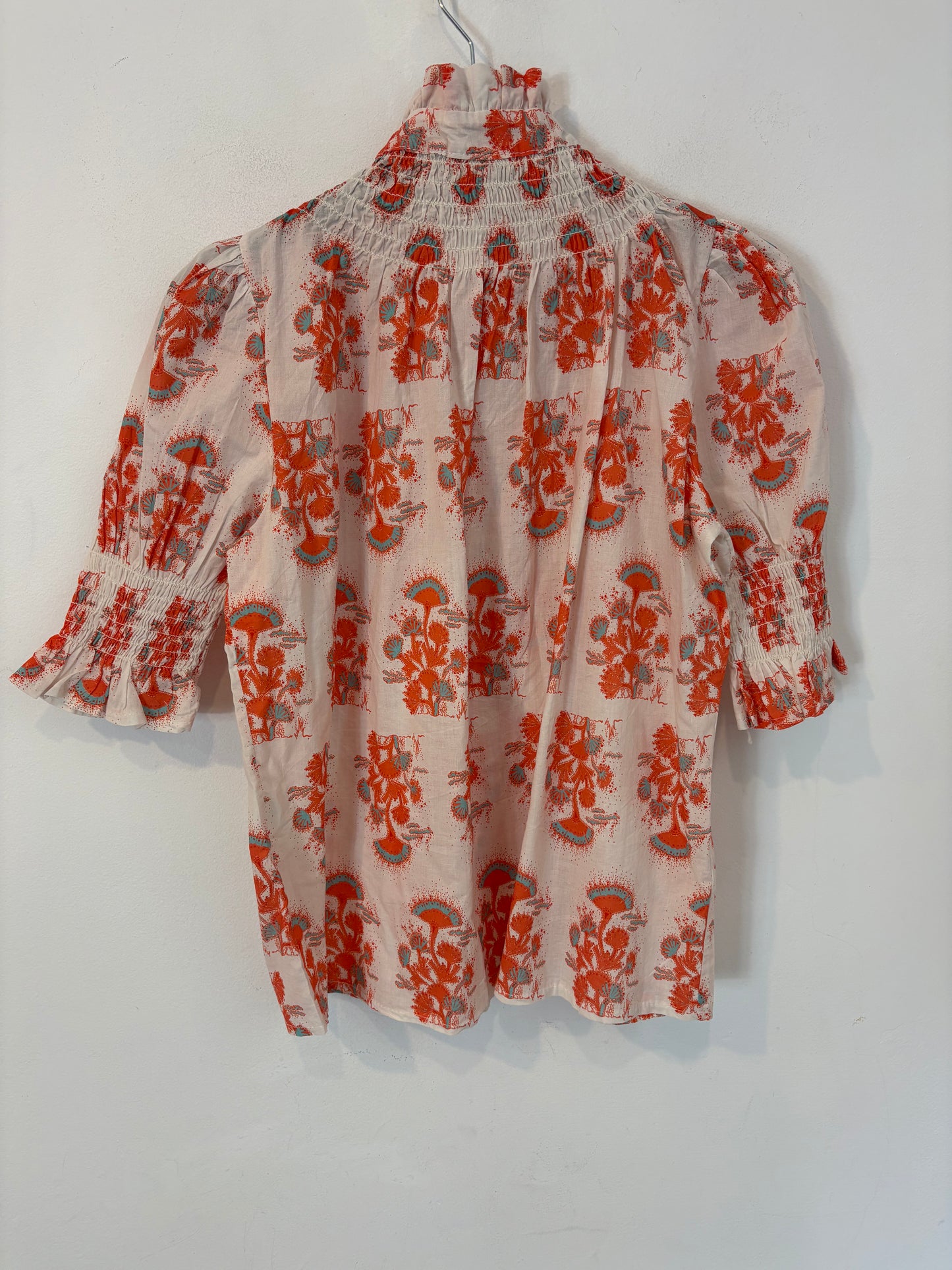 OTRAS. Blusa estampada nido de abeja