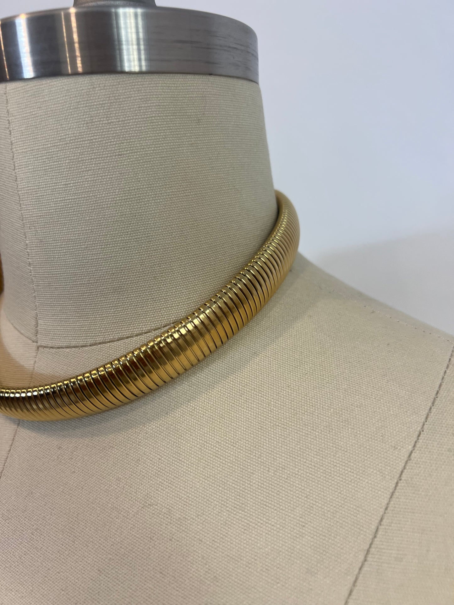 OTRAS. Gargantilla dorada ajustable