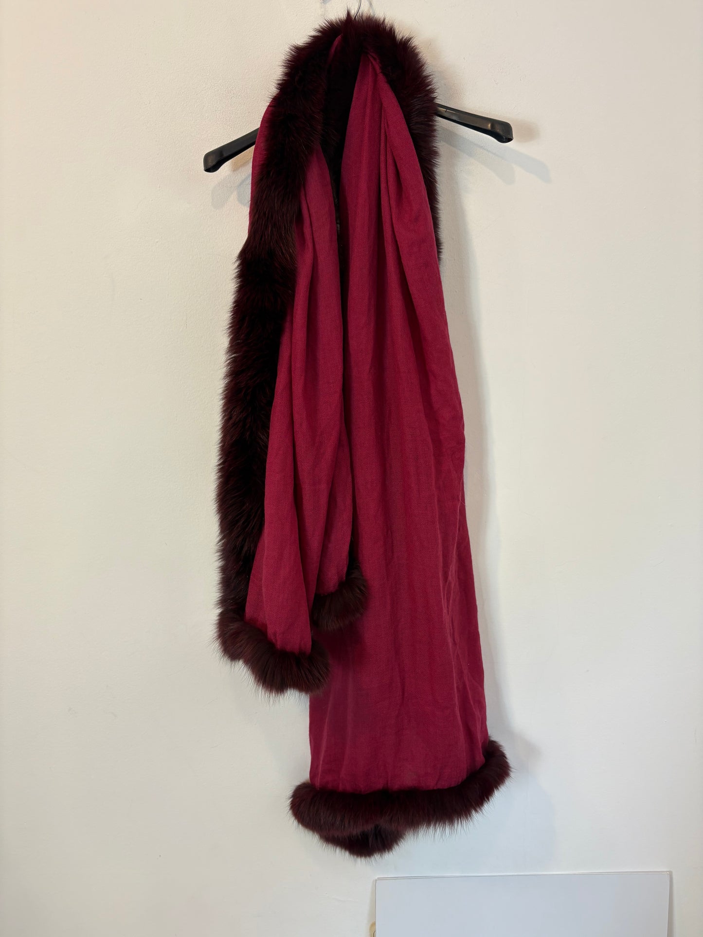 OTRAS. Bufanda burdeos con pelo