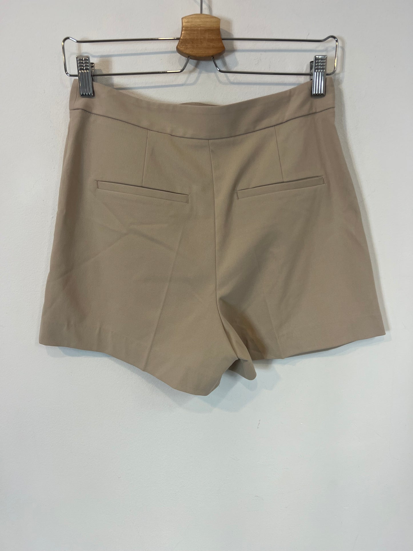 ZARA. Pantalón corto beige. T XS