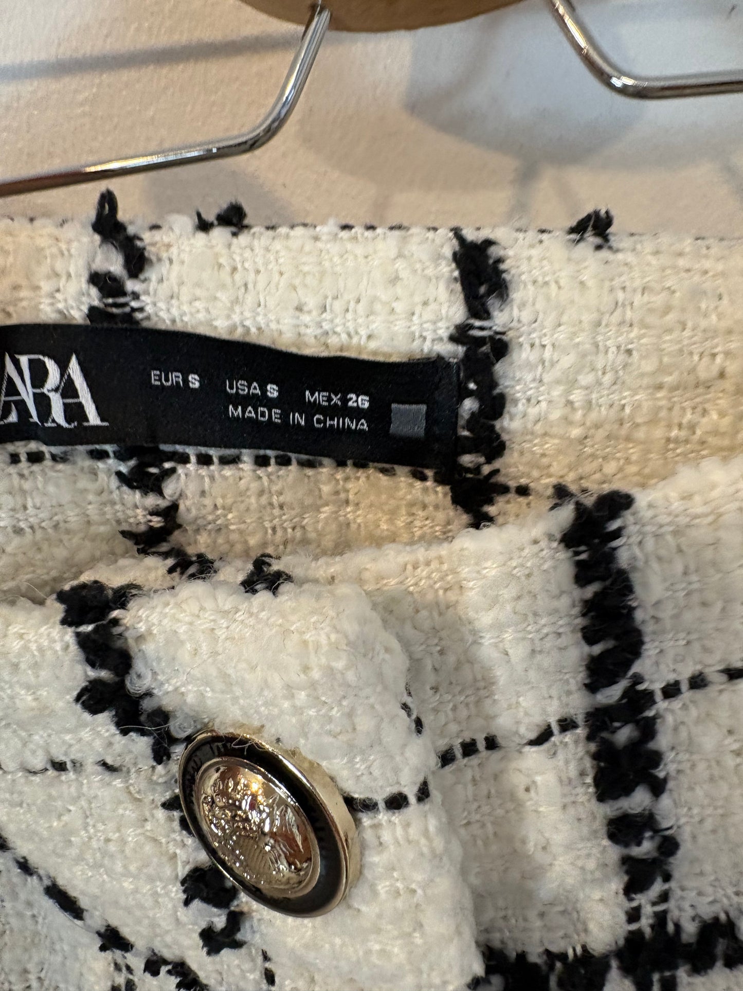 ZARA. Total look tweed blanco y negro