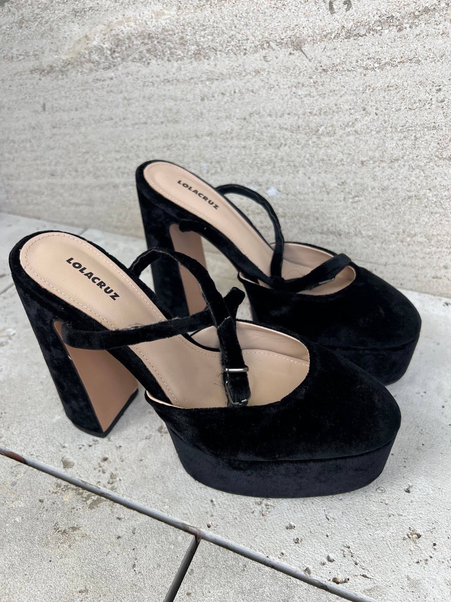 LOLA CRUZ. Sandalia terciopelo plataforma. T 39