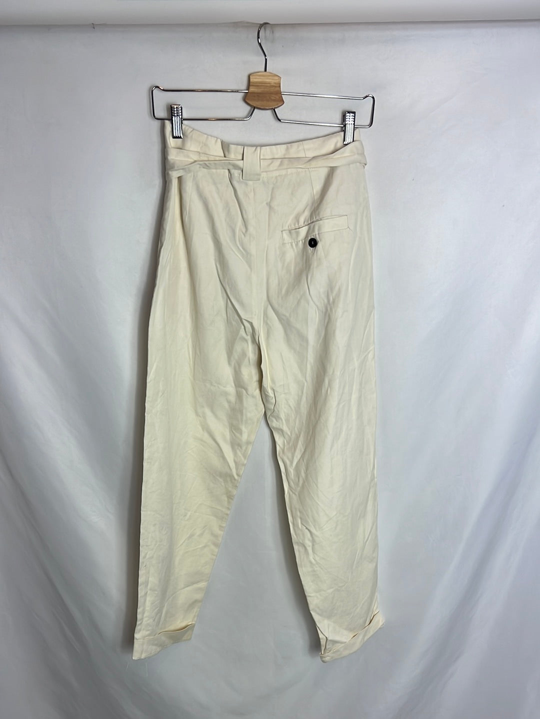 MANGO. Ecru pleated trousers. Size 36