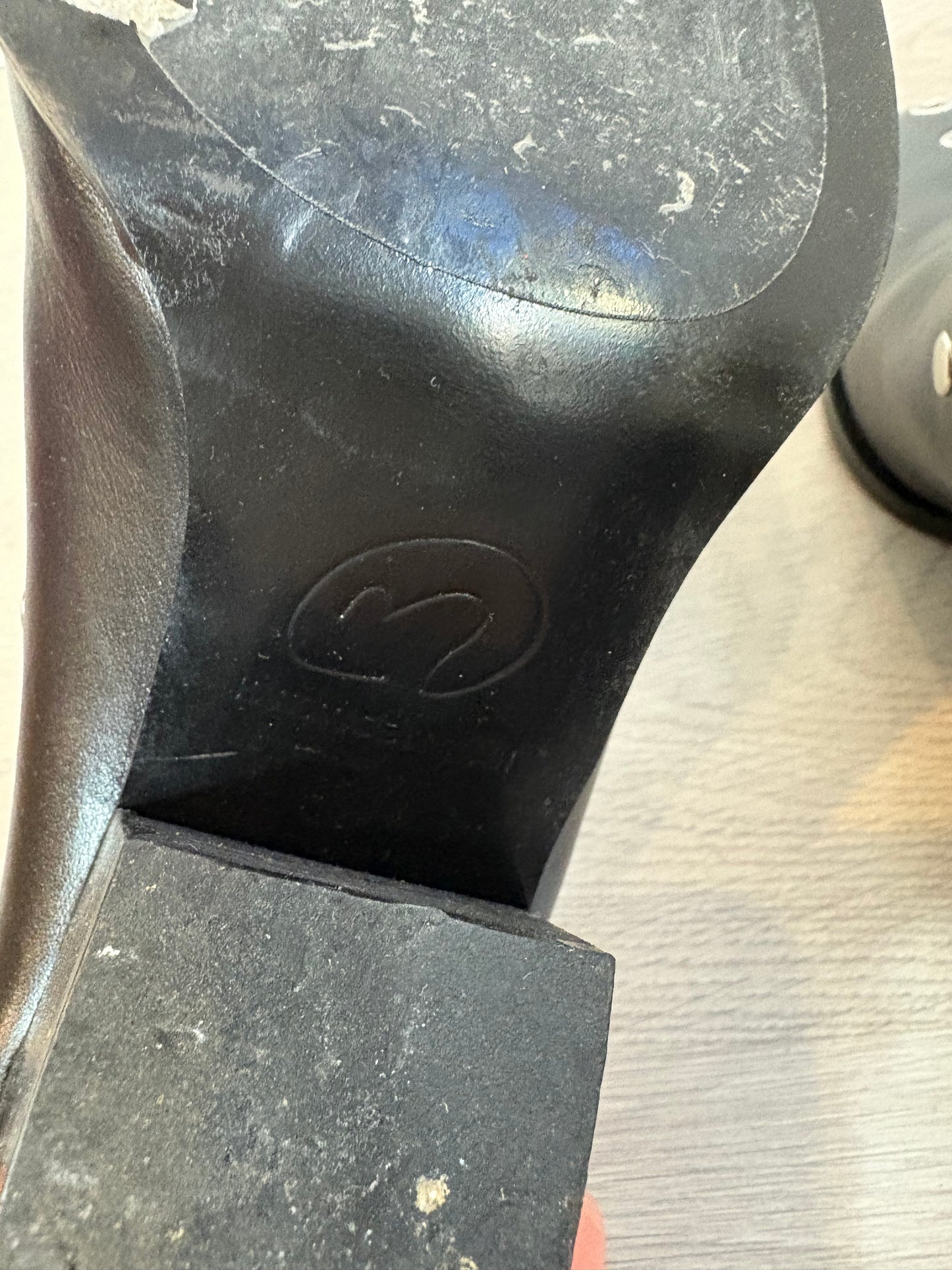 MICUIR. Zueco piel negro