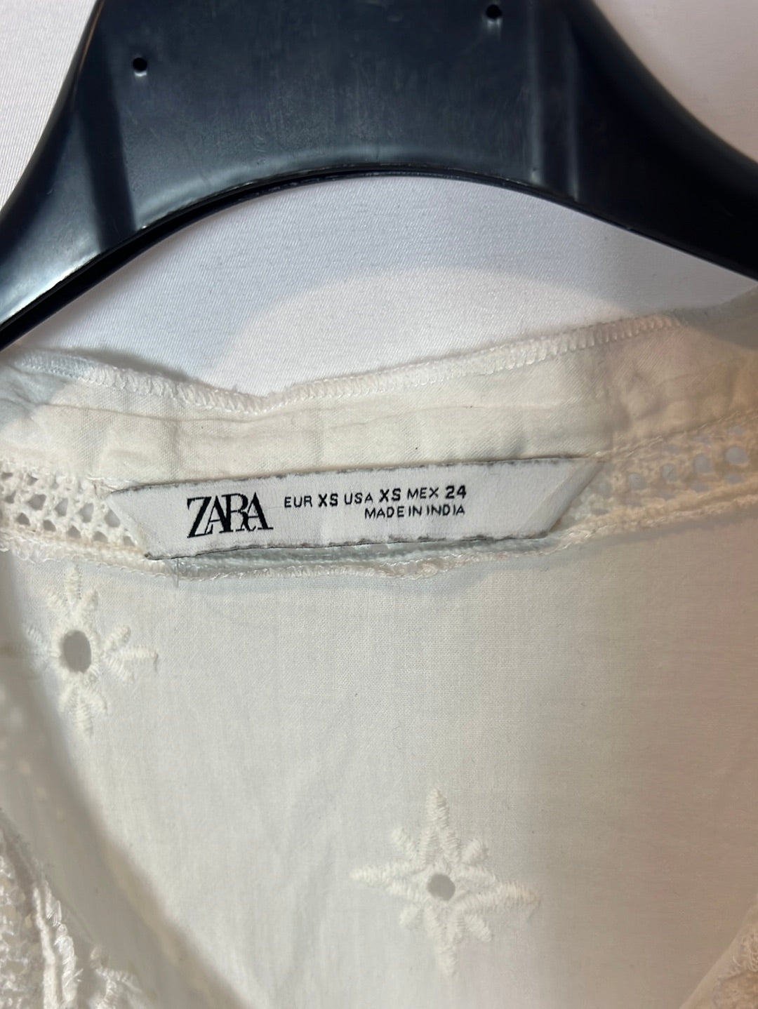 TaraZARA. White blouse with embroidered details. Size XS