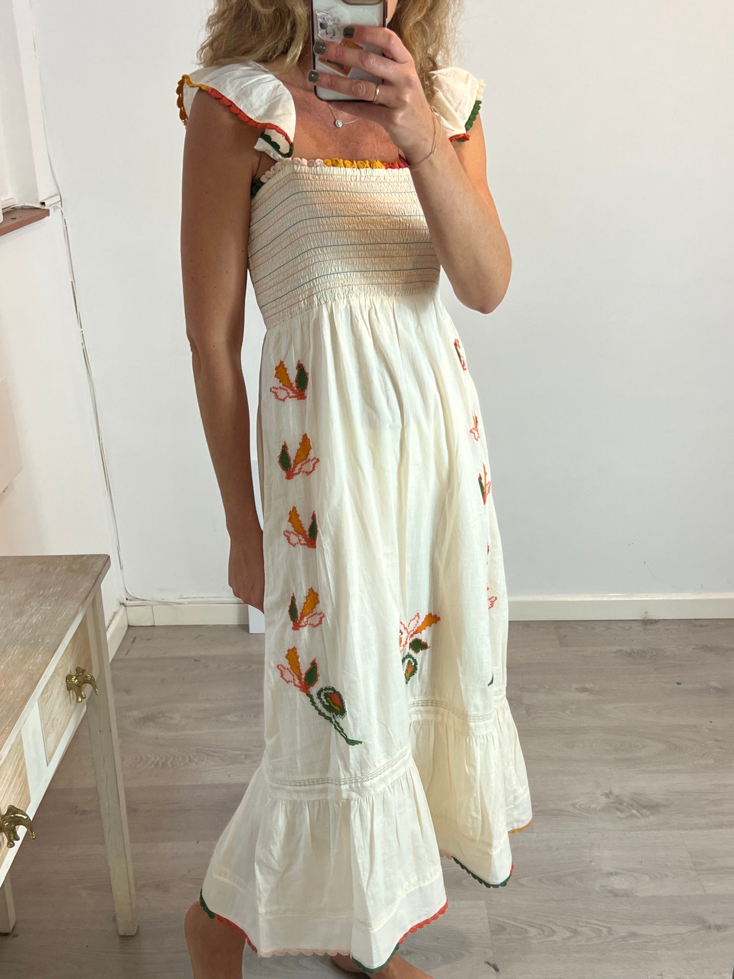 INTROPIA. Vestido largo bordado T.m