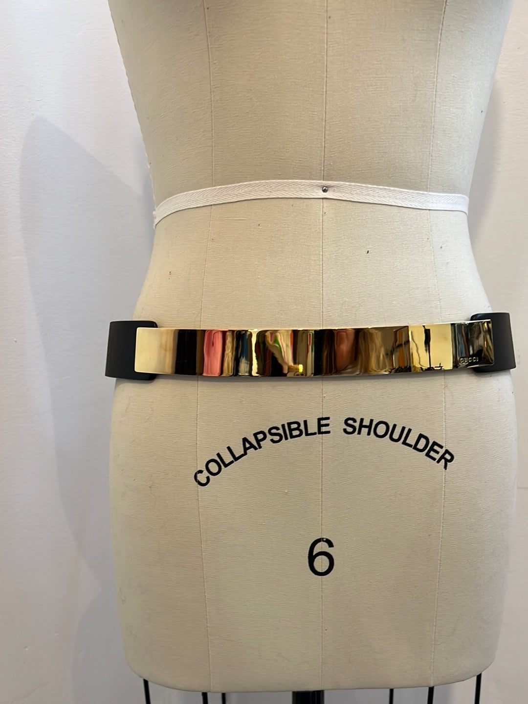 GUCCI. Cinturón piel negro hebilla dorada. T 90