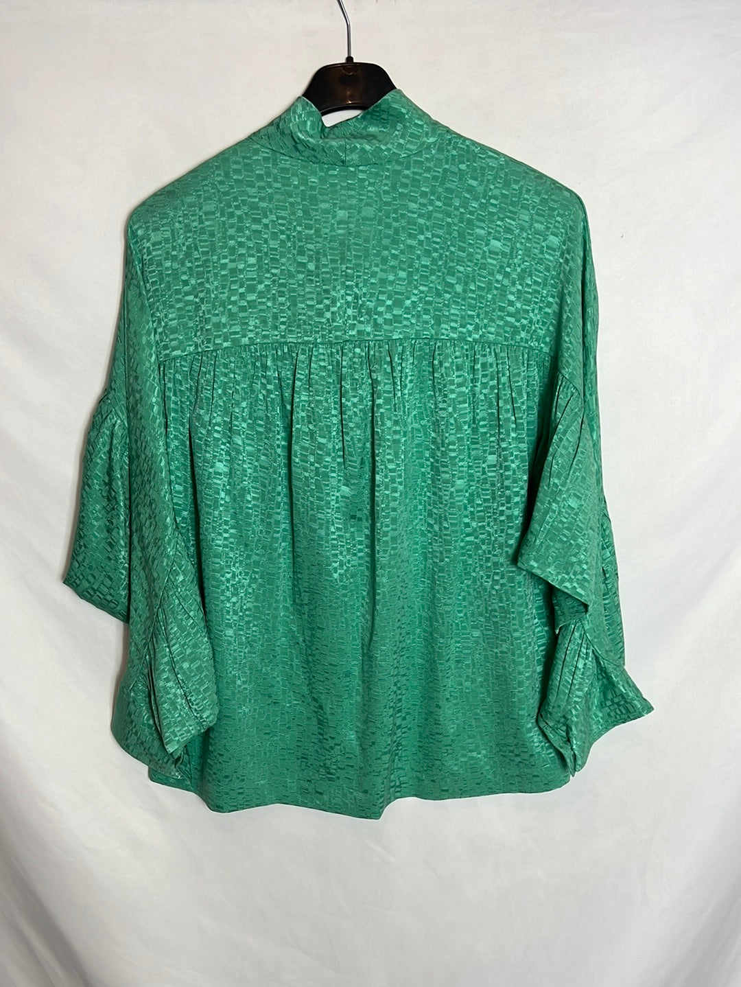 MASSCOB. Blusa seda verde de estampada T S
