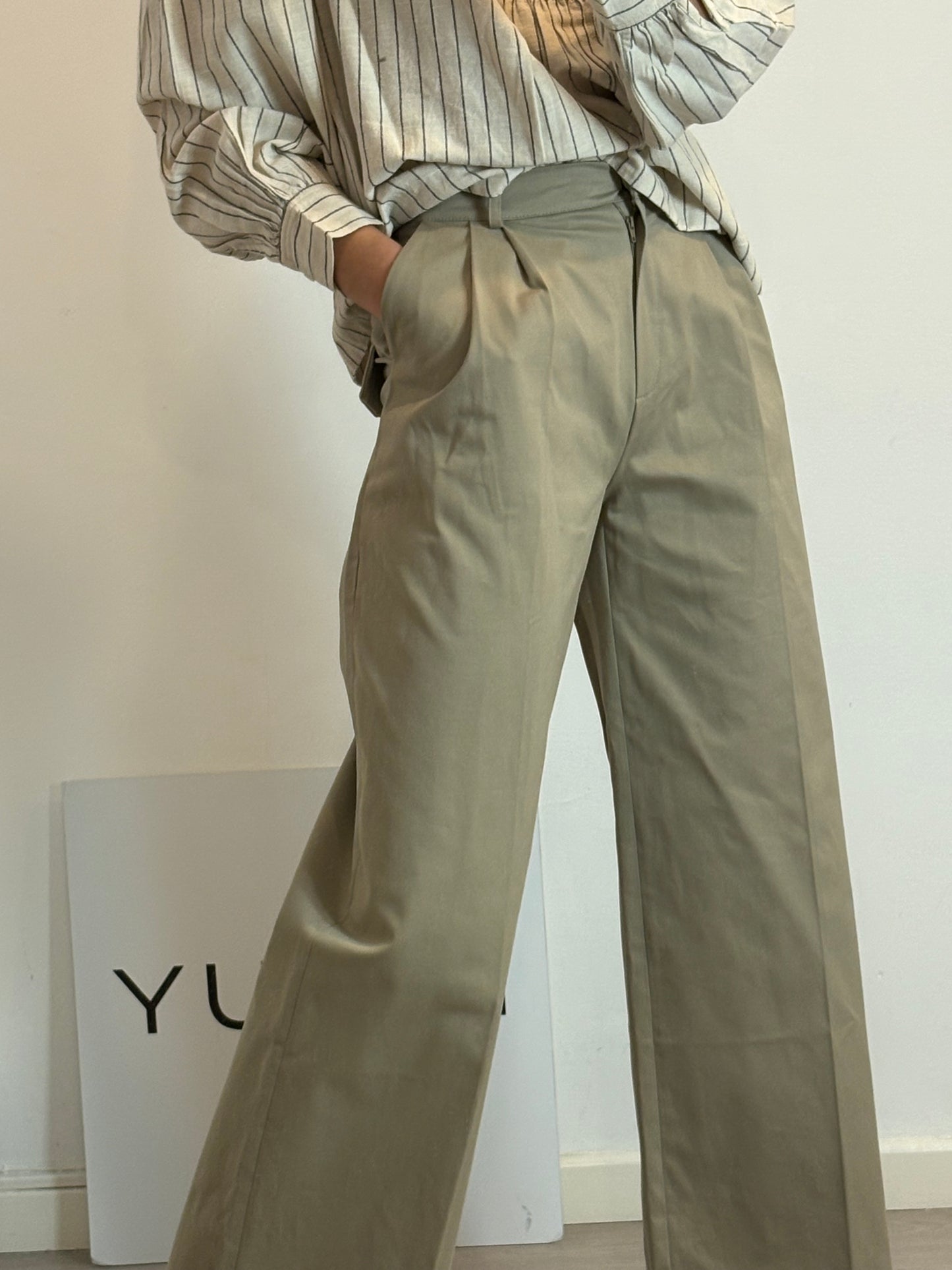 NURRK. Pantalón beige pinzas pata ancha