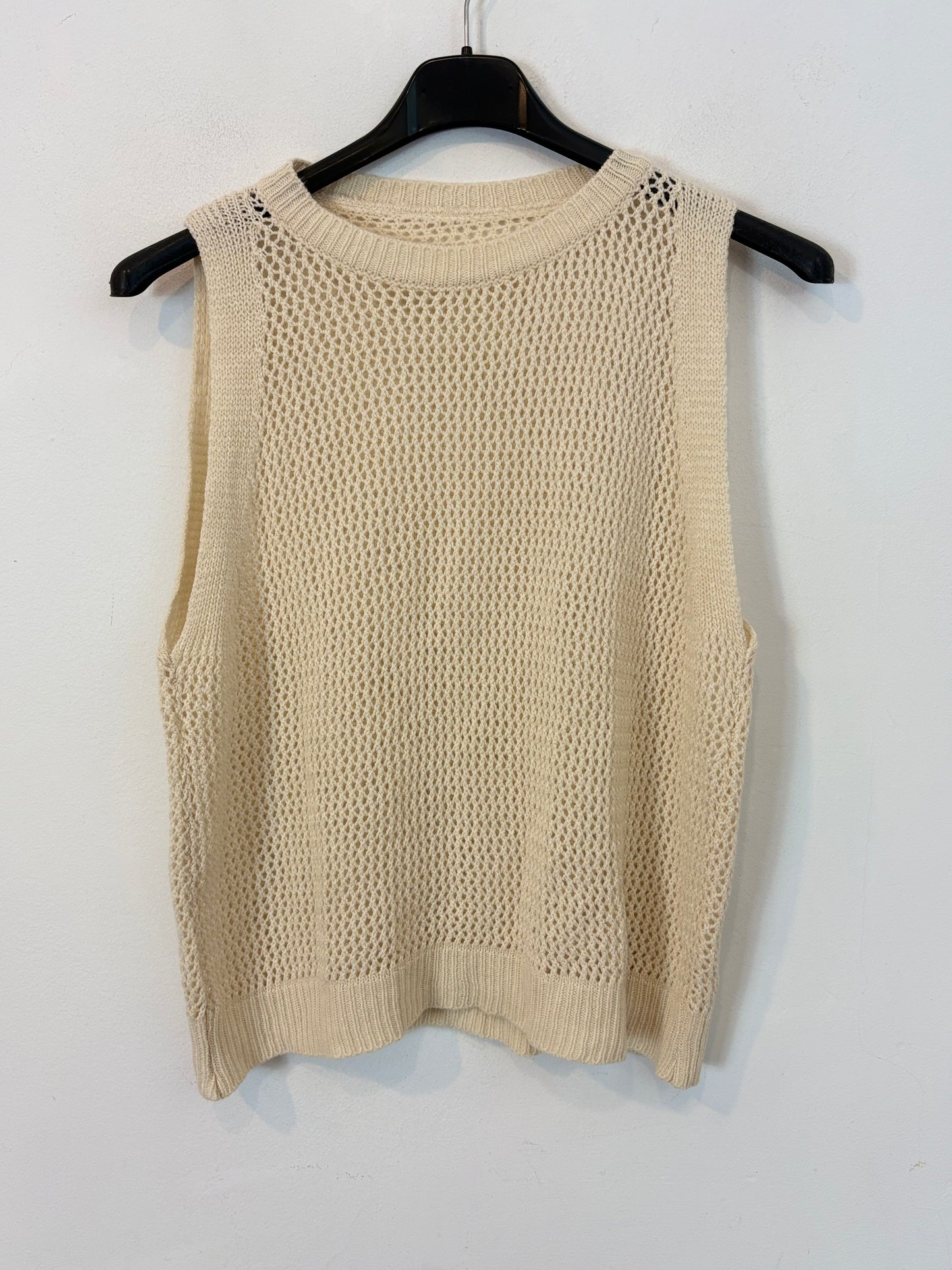 OTRAS. Top beige punto calado