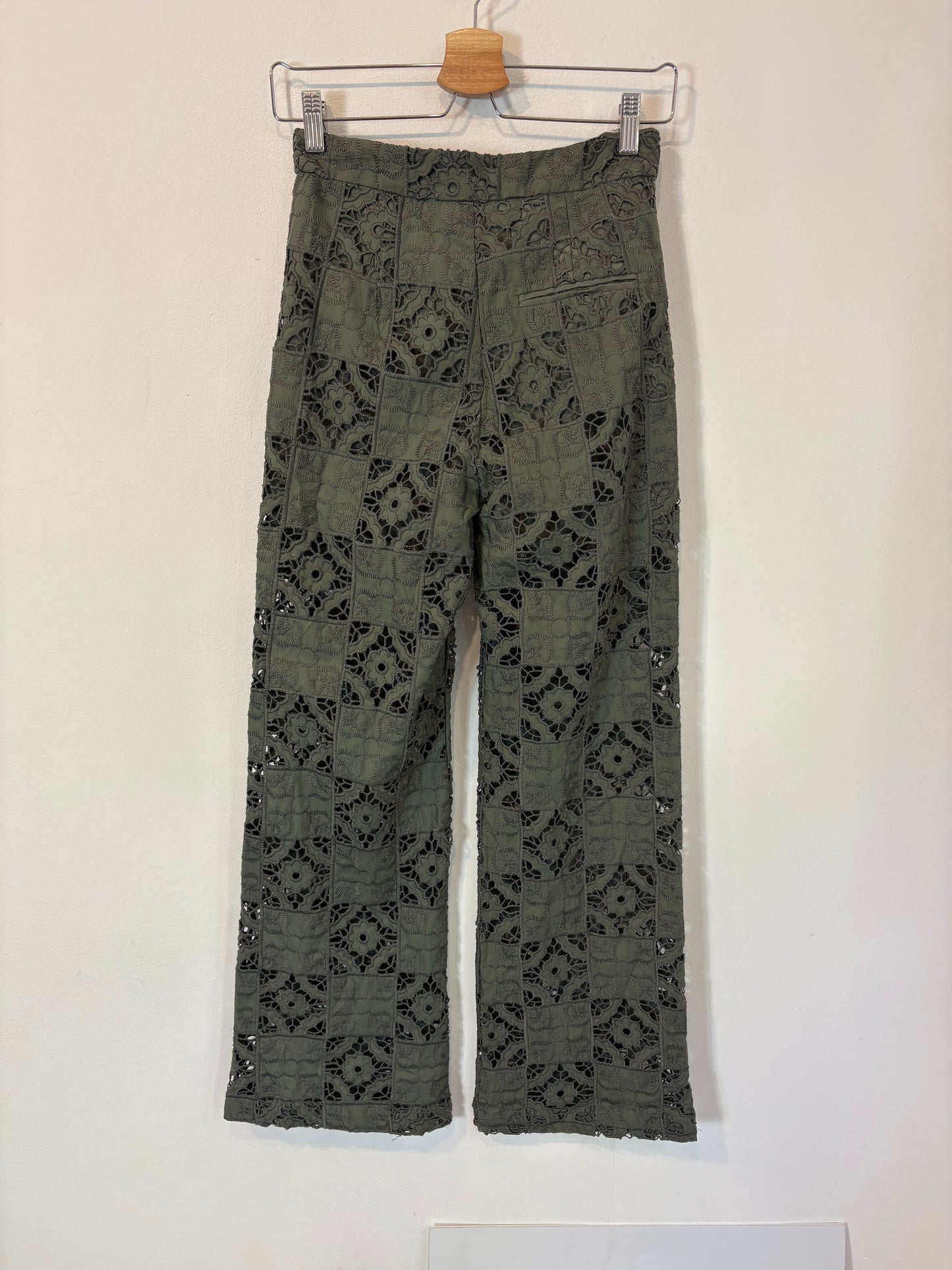 ZARA. Pantalón verde troquelado T.xs