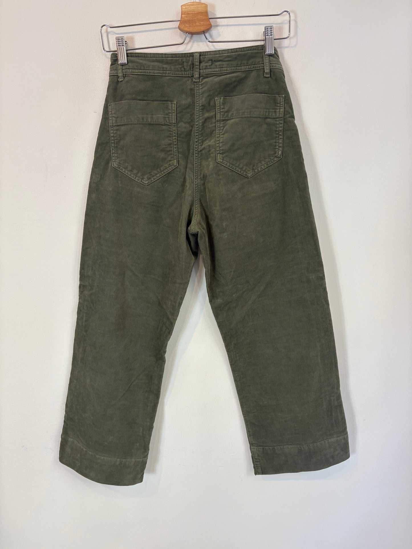 SESSÚN. Pantalón verde pana. T 36