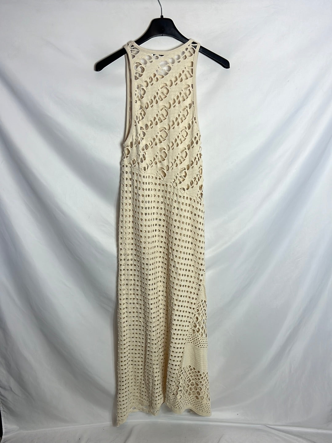 ZARA. vestido beige troquelado. T S