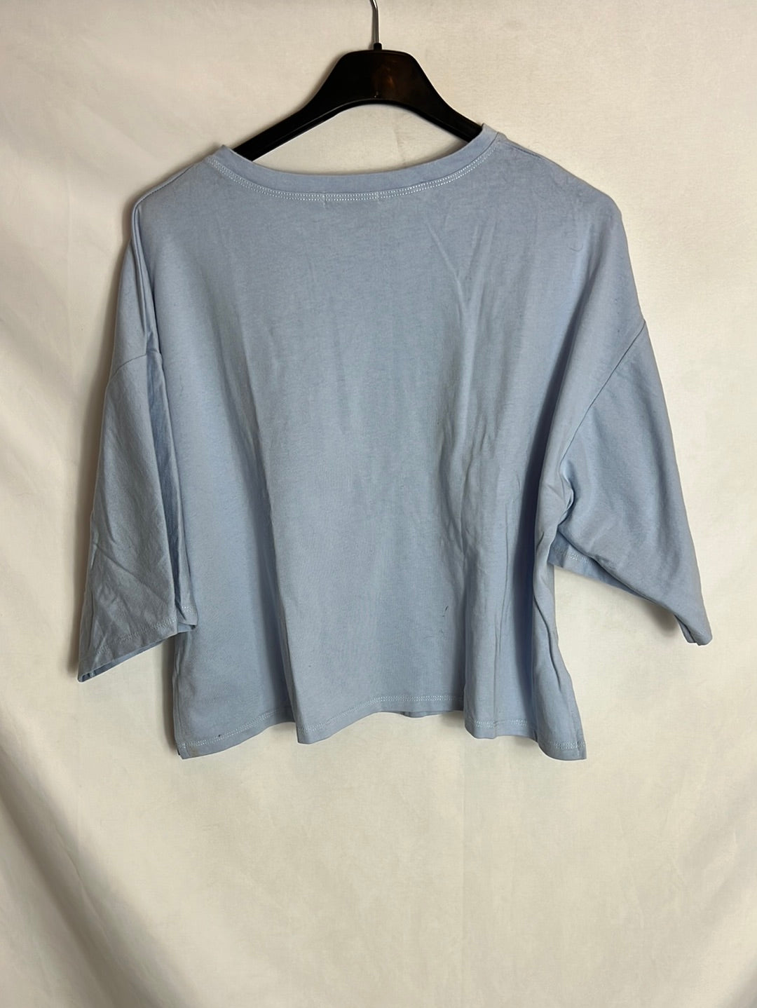 BERSHKA. Camiseta corta azul letras. T S