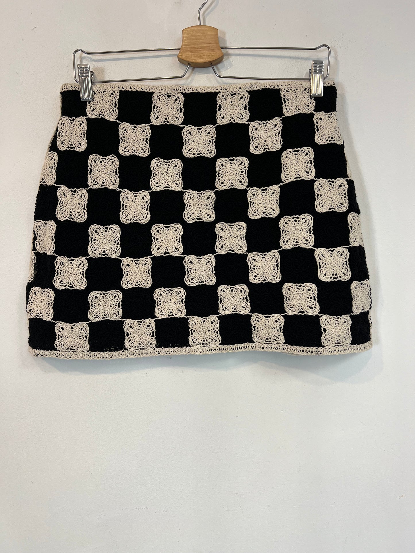 MANGO. Falda corta crochet