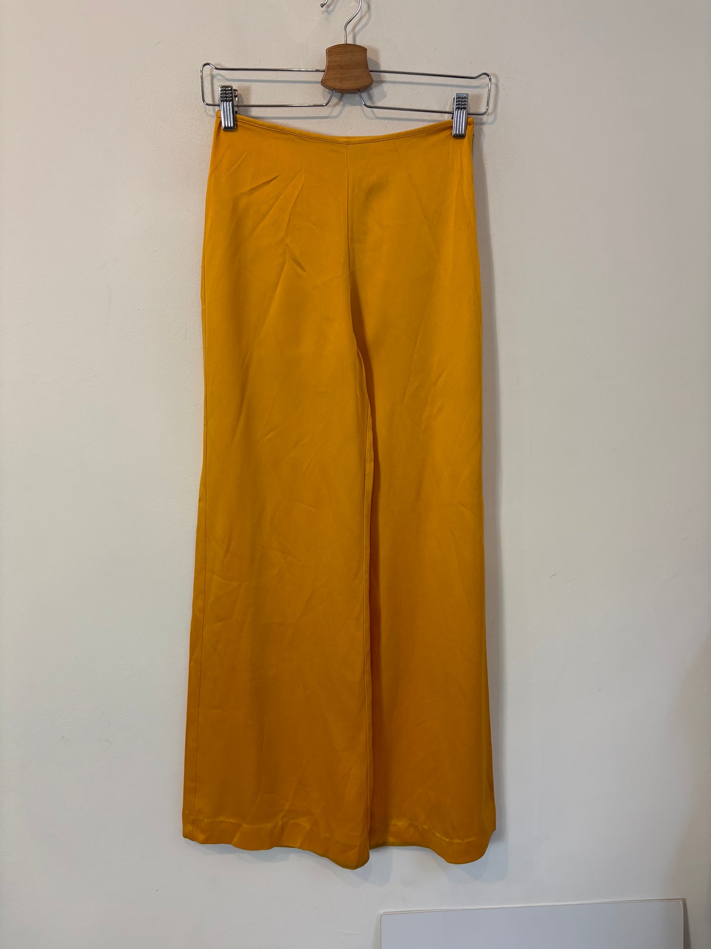 MANGO. Total look satinado plumas