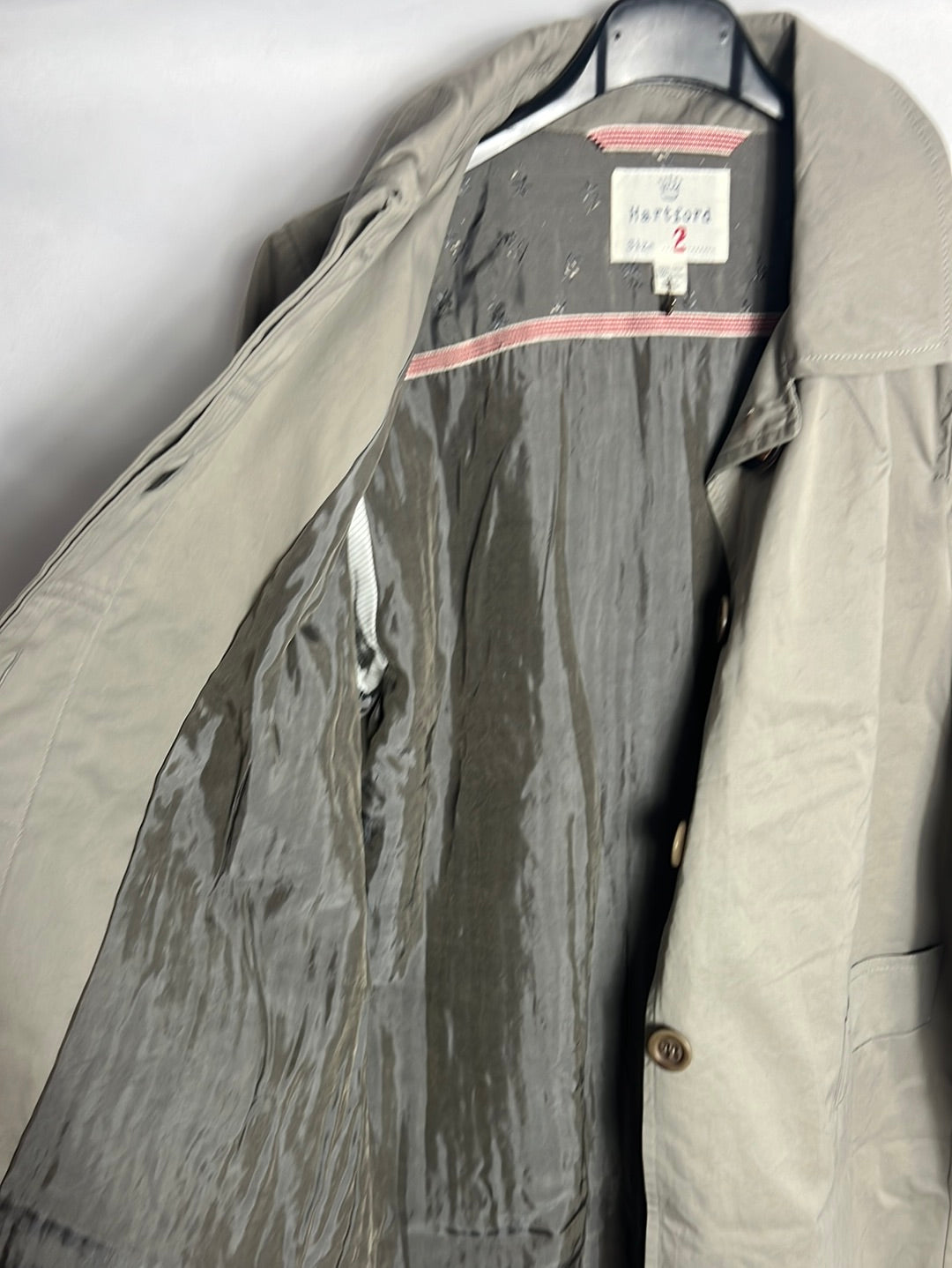 HARTFORD. Chaqueta color topo estilo gabardina.