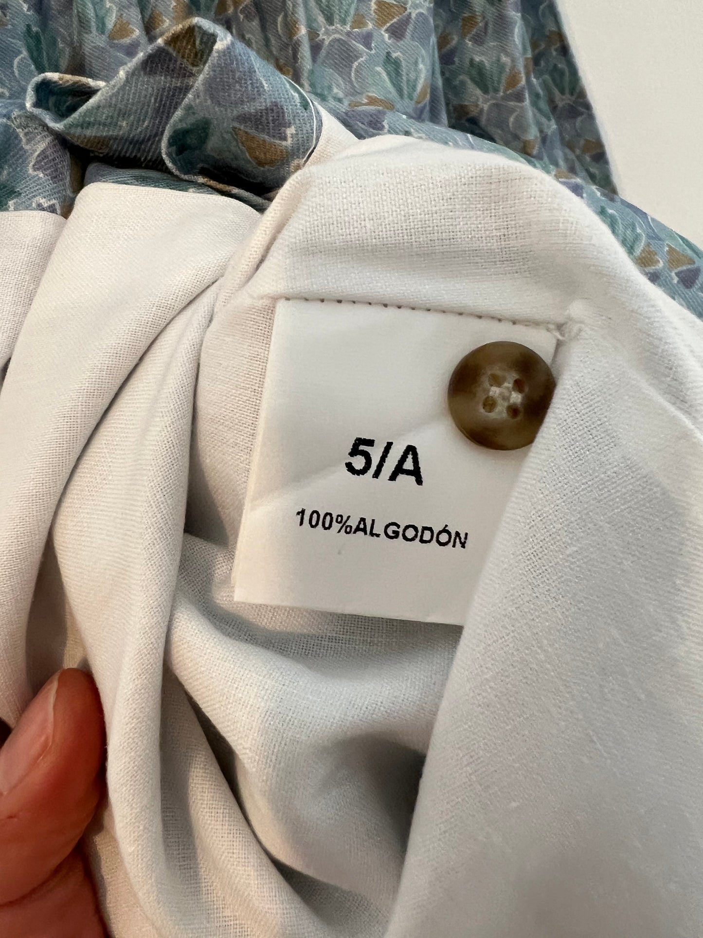 DOÑA CARMEN. Vestido estampado fondo azul claro. T 5 años