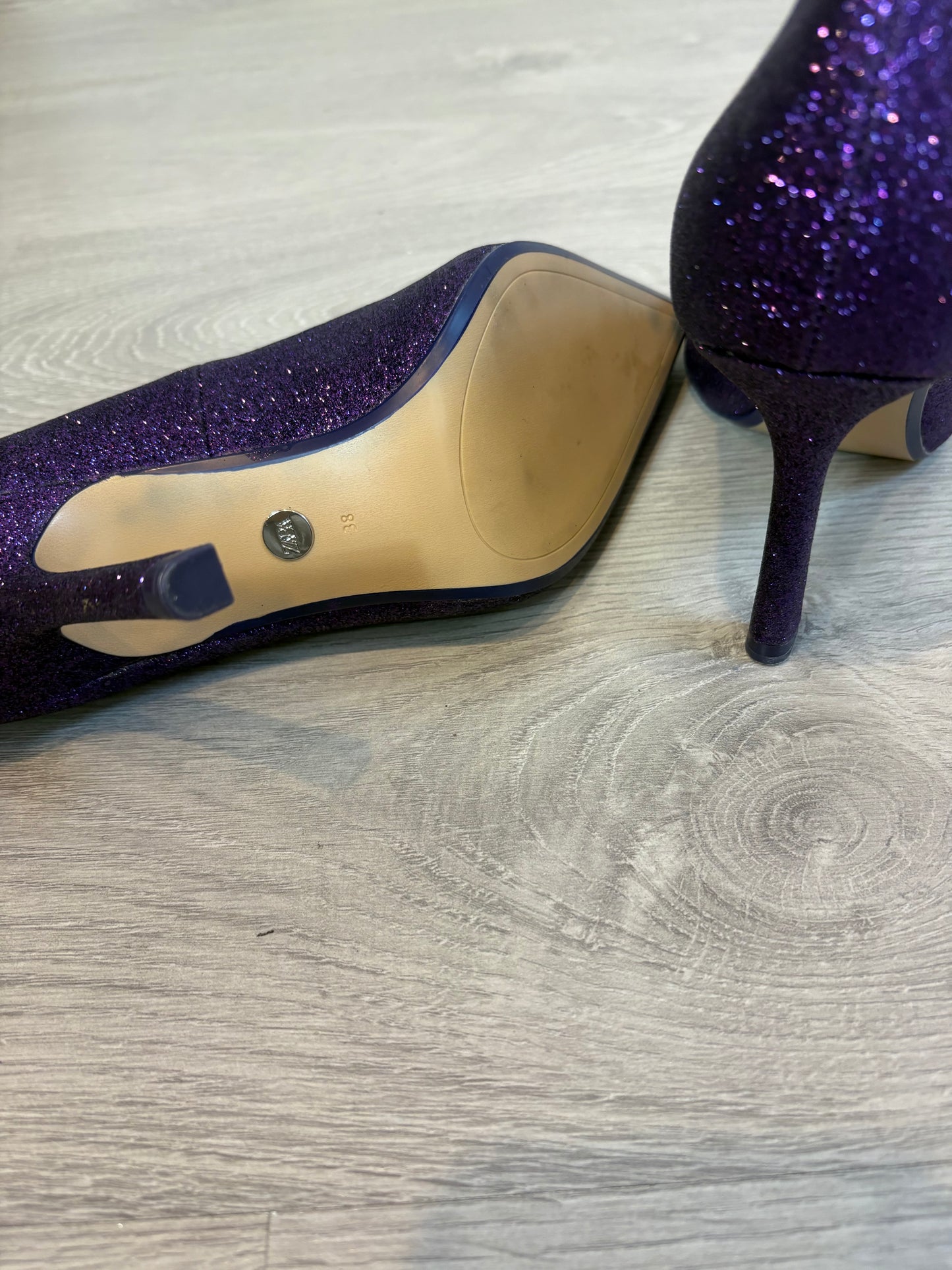 ZARA. Tacón purpurina