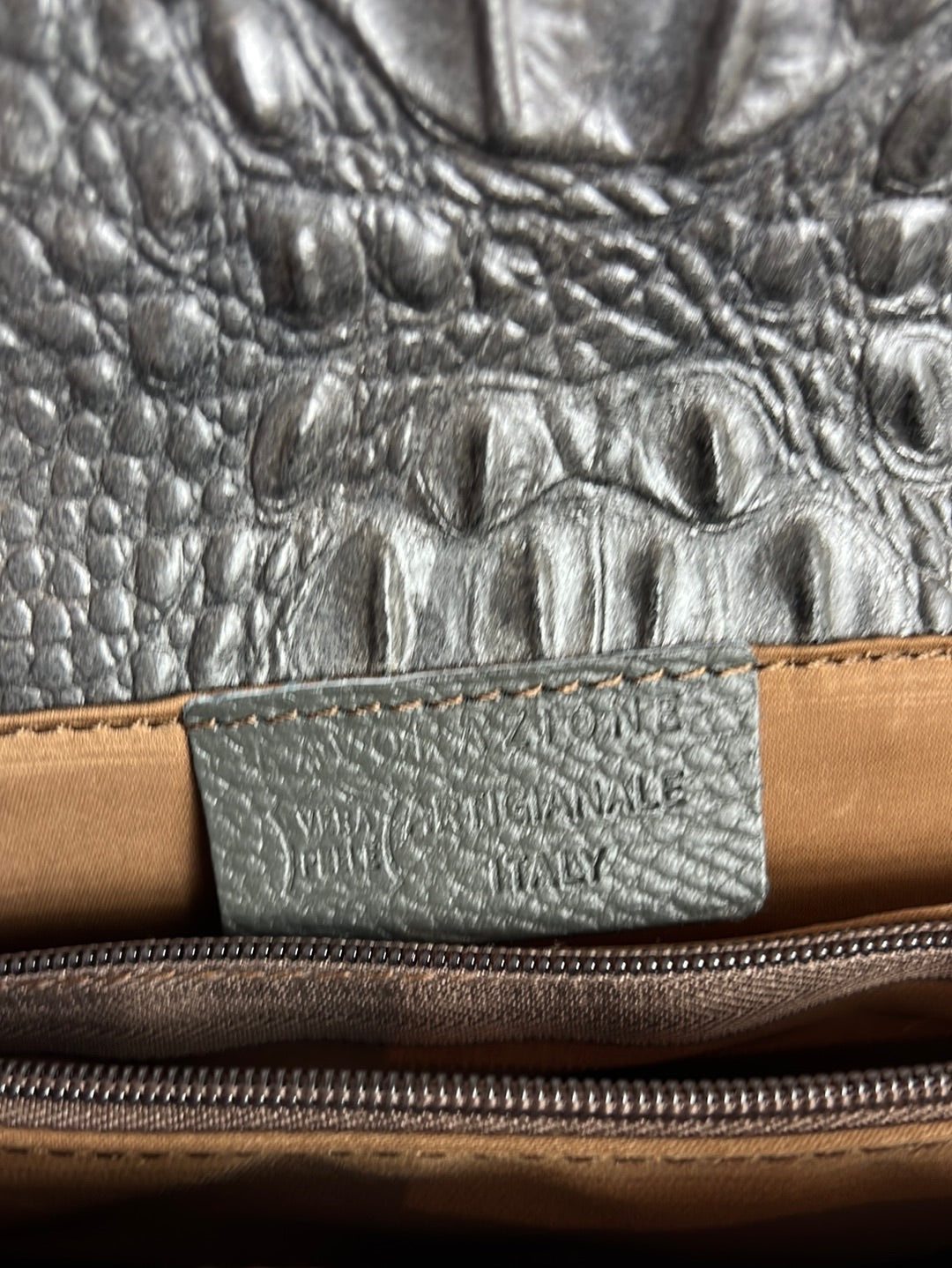 OTRAS. Bolso/cartera piel gris troquelada