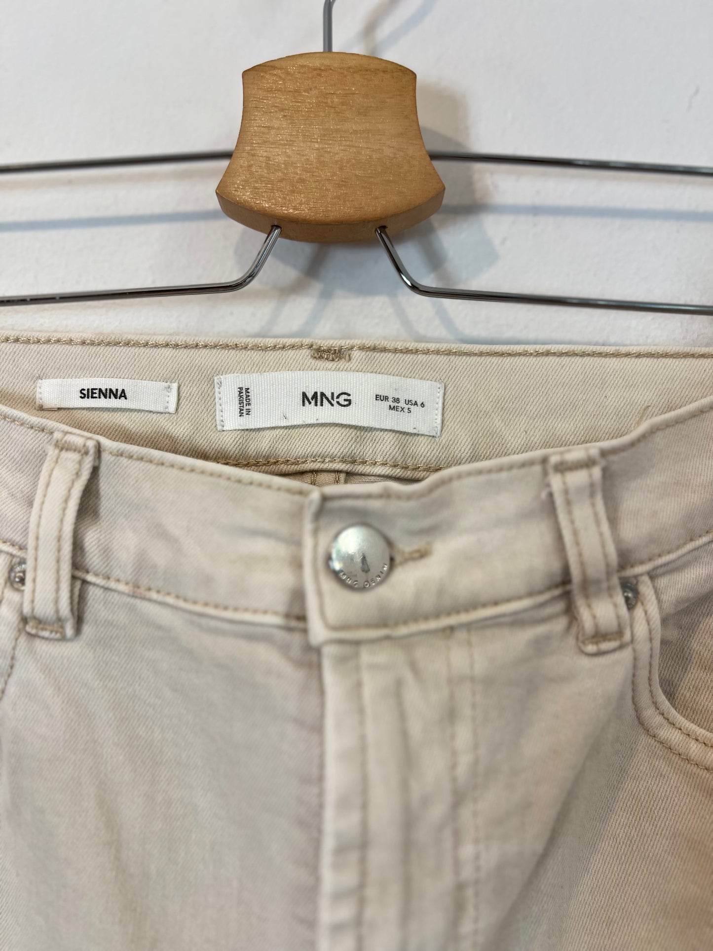 MANGO. Pantalón beige acampanado T.38