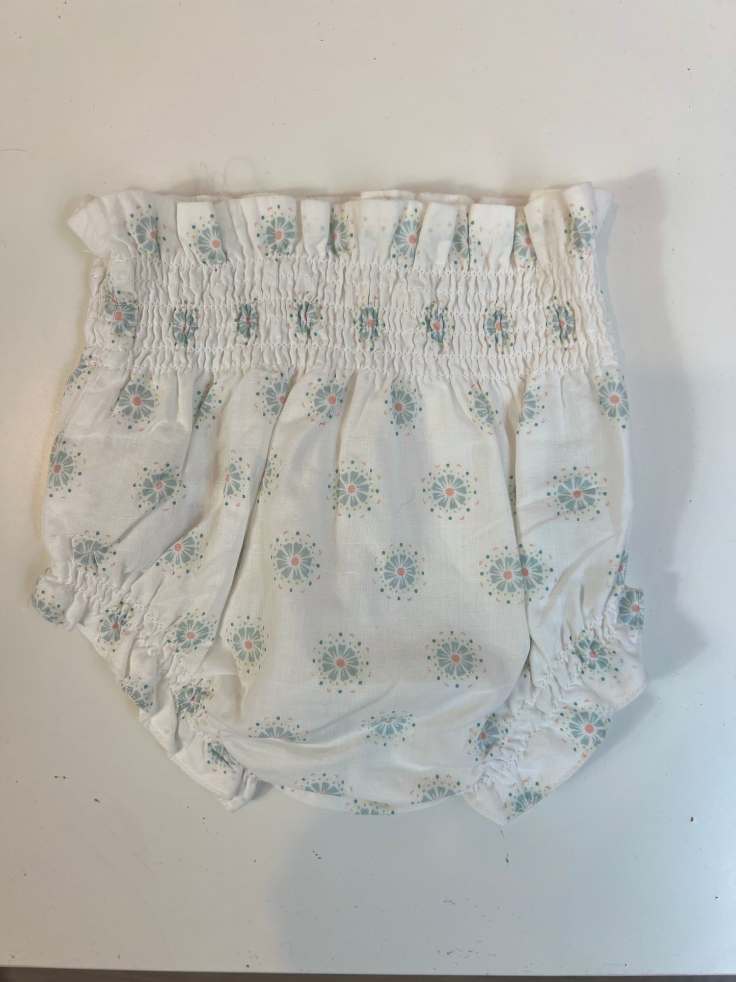 GOCCO. Cubrepañal blanco flores T.3/6 meses