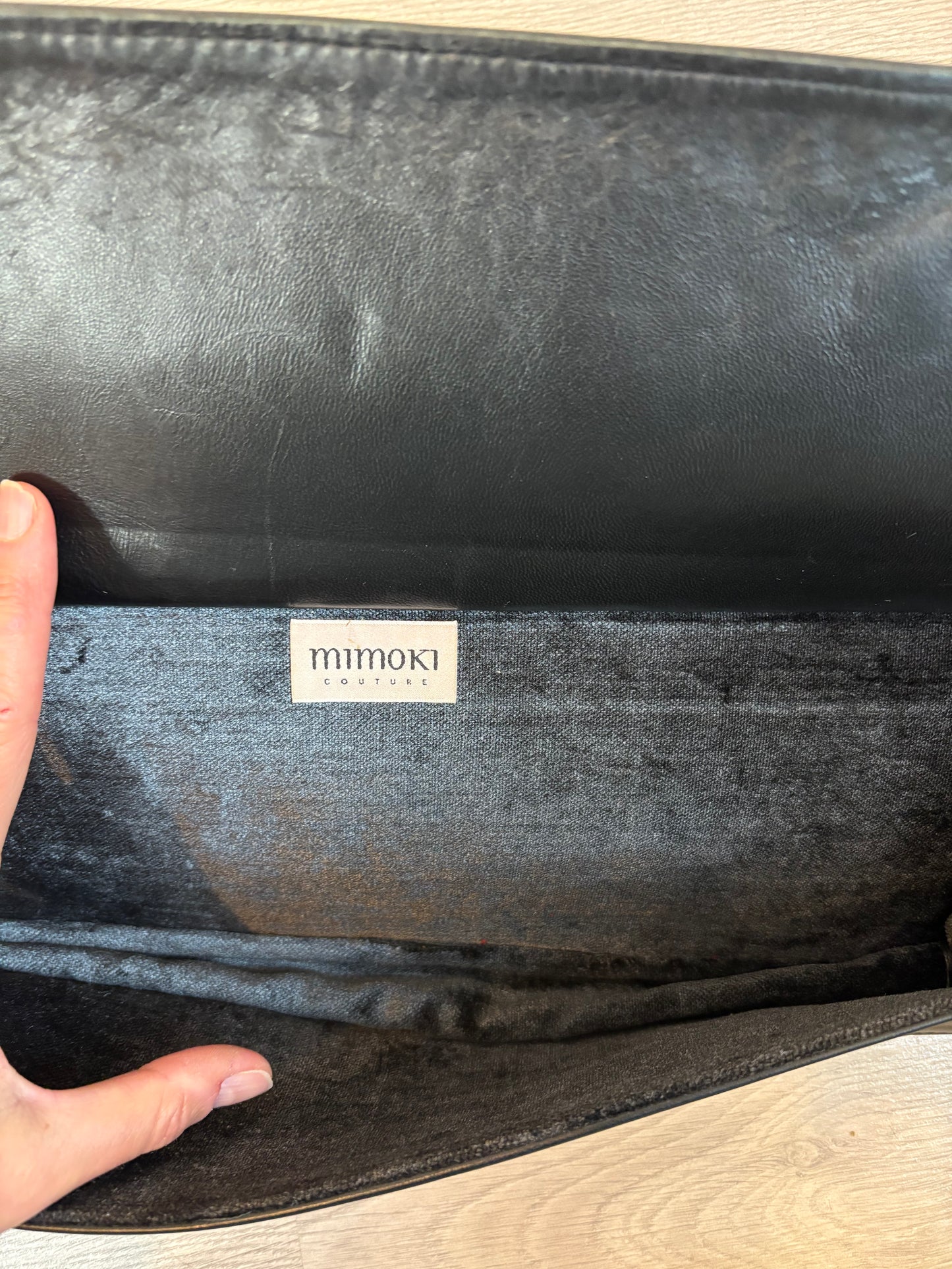 MIMOKI. Cartera de mano negra