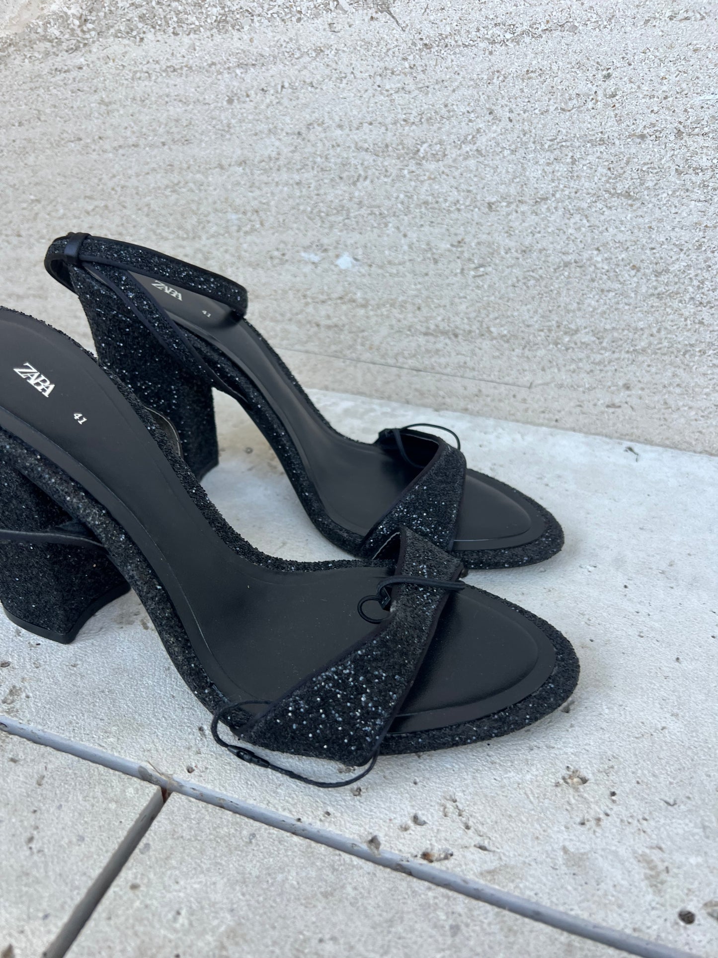 ZARA. Sandalias negras purpurina. T 41