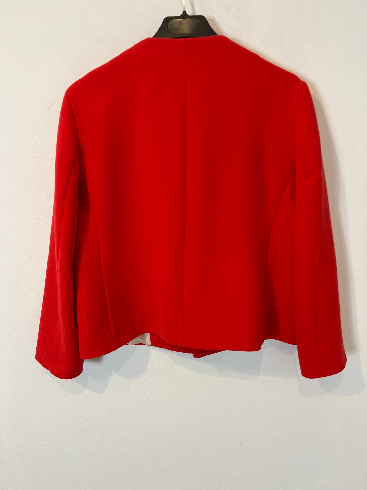 ZARA. Chaqueta roja detalle cierre. T M