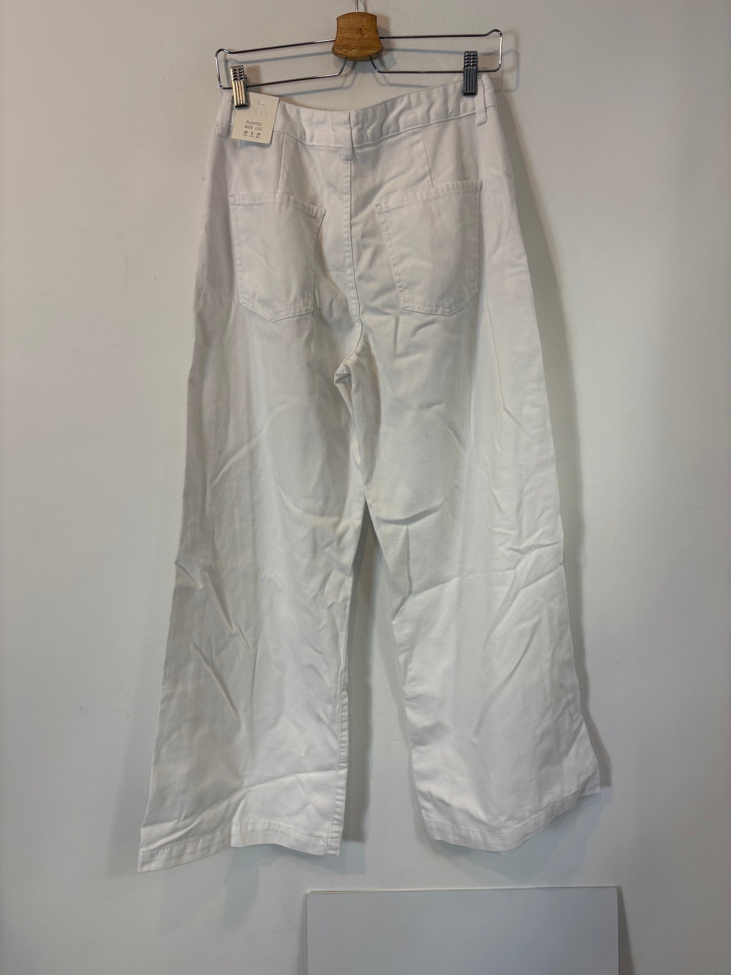 ZARA. Denim blanco ligero pata ancha. T 38