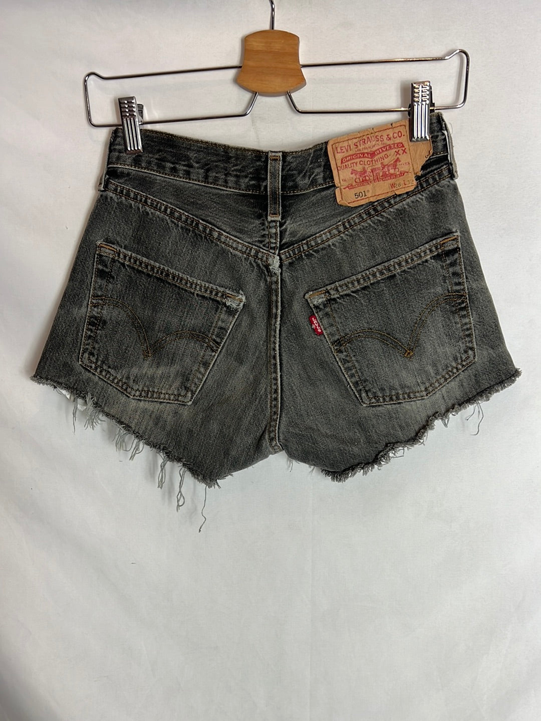 LEVI’S. Short denim gris abotonado. T 26 (34)