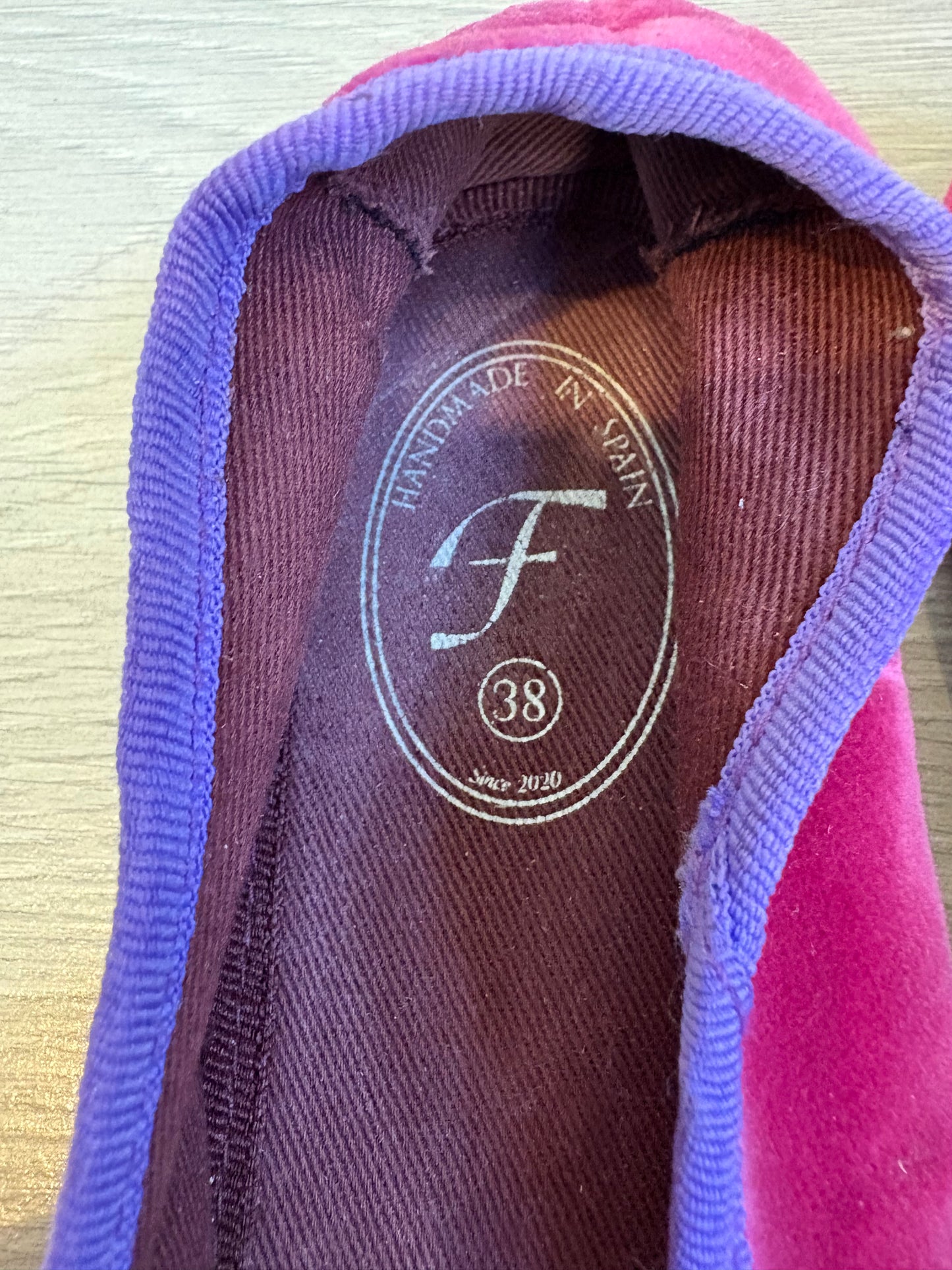 FLABELUS. Slippers rosa y morado