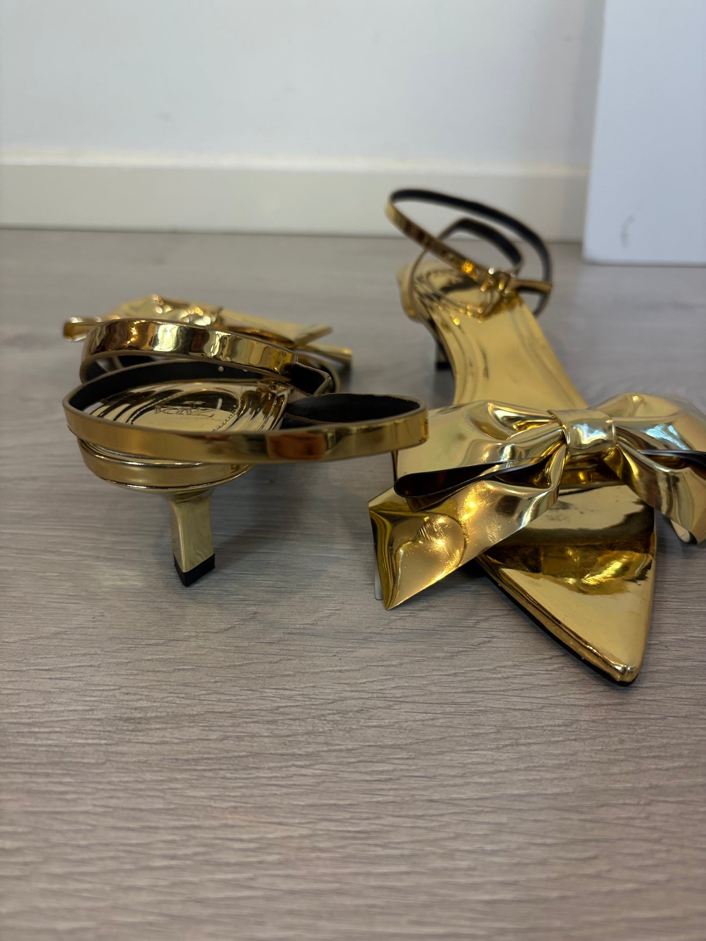 ZARA. Sandalia dorada lazo