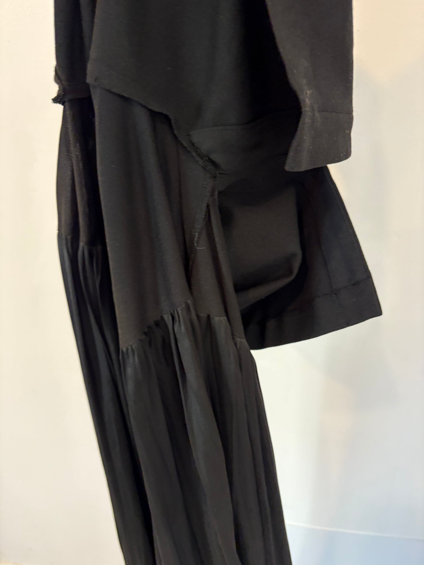 ZARA. Vestido negro fluido botones halter