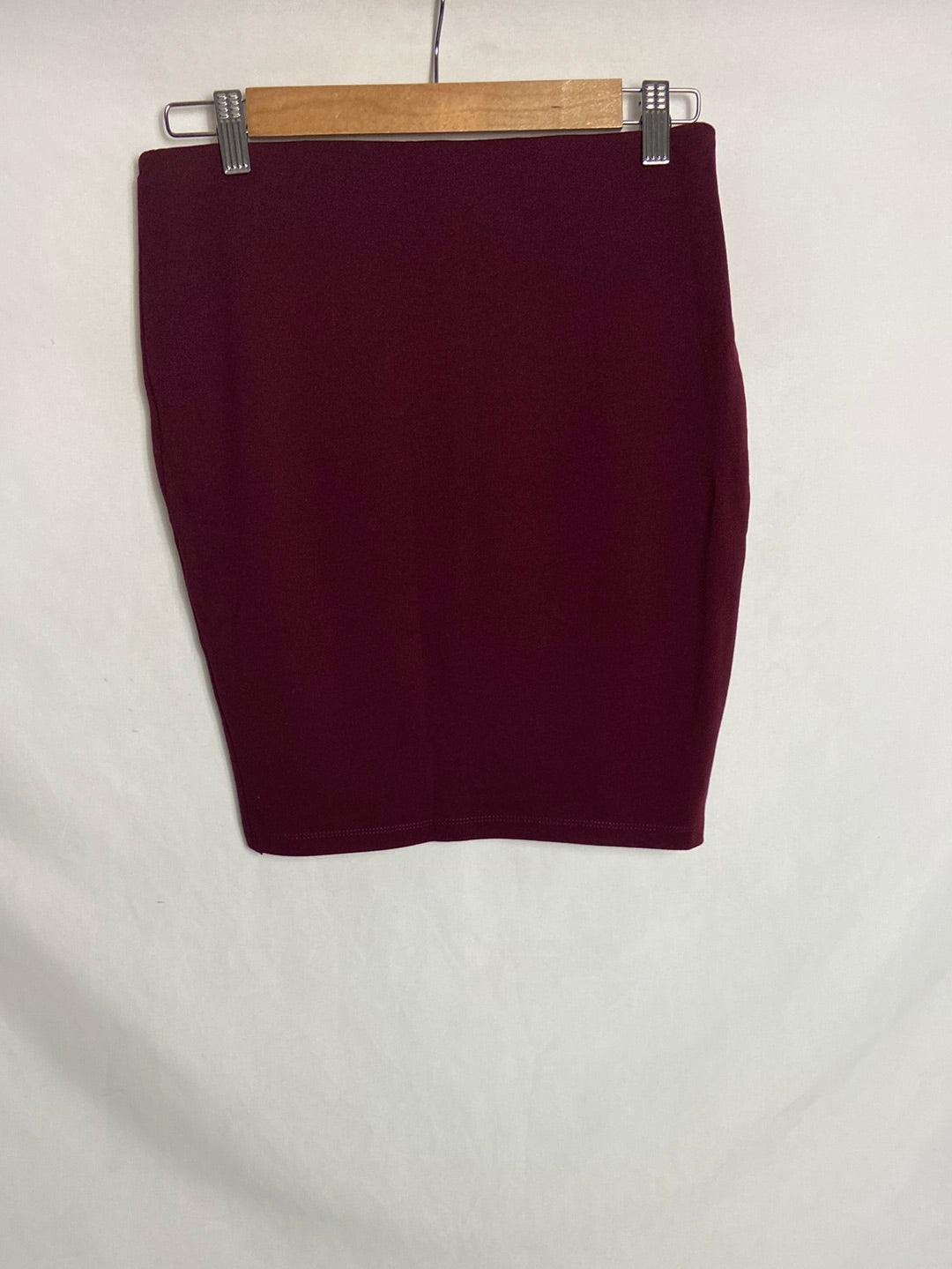 STRADIVARIUS. Falda corta burdeos elástica. T M