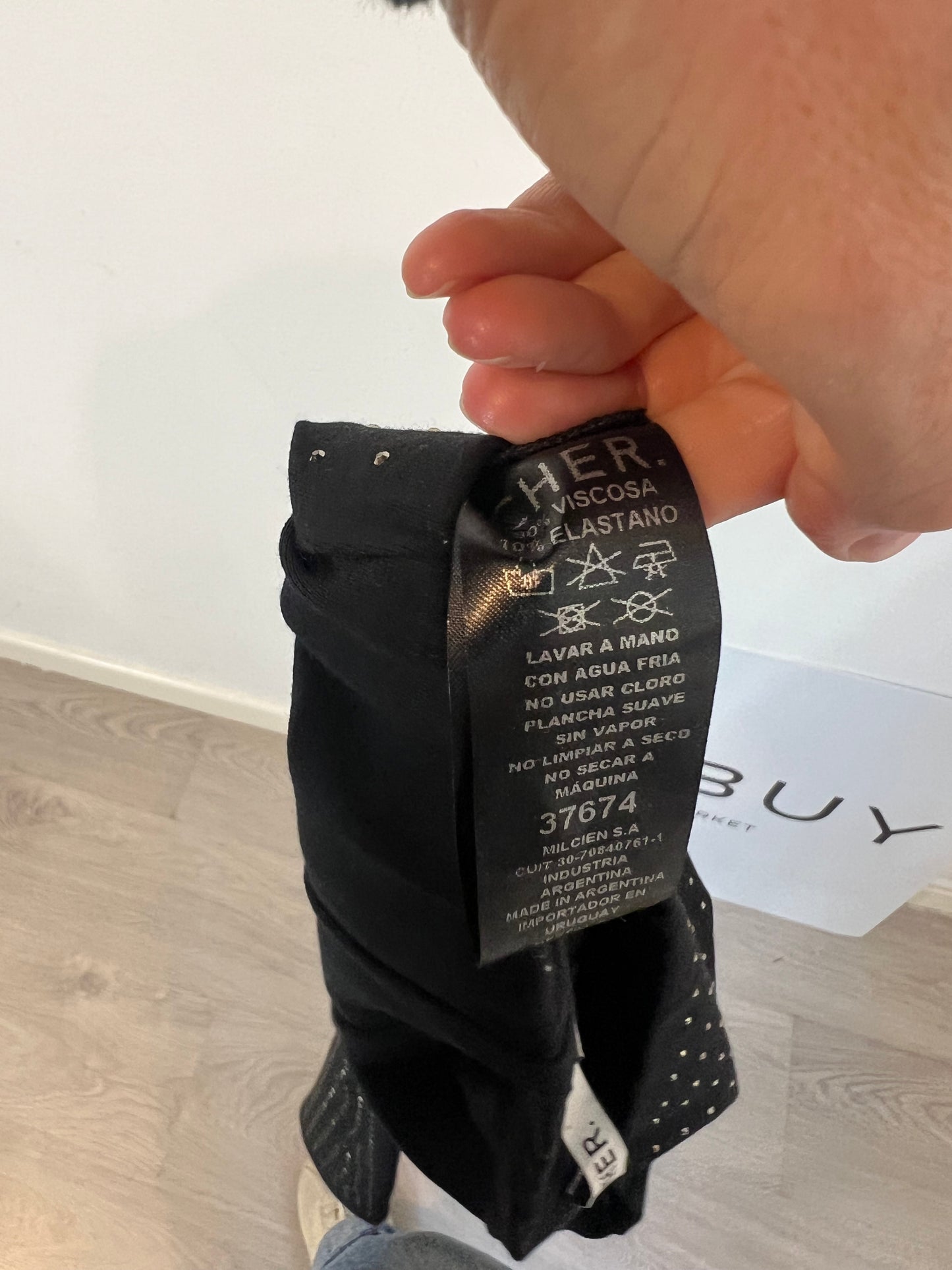 CHER. Pantalón negro capri tachas