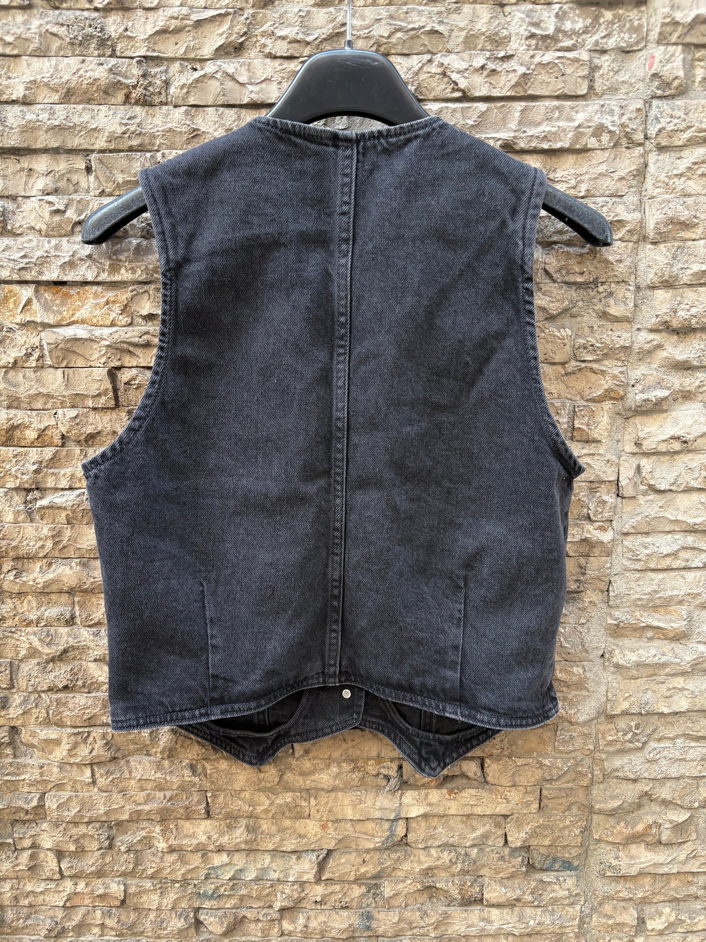 MANGO. Chaleco denim negro