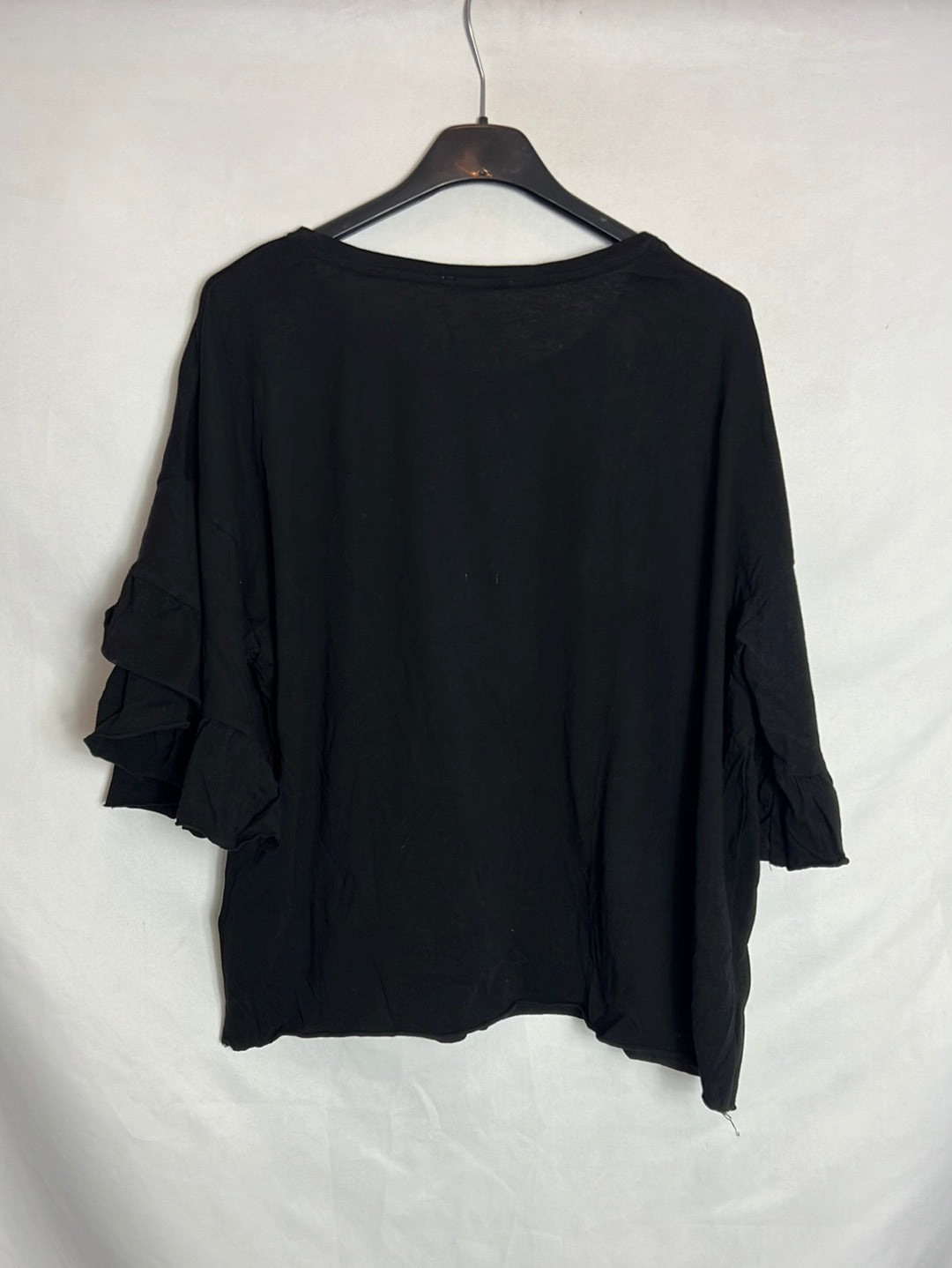 ZARA. Camiseta negra volante T.s