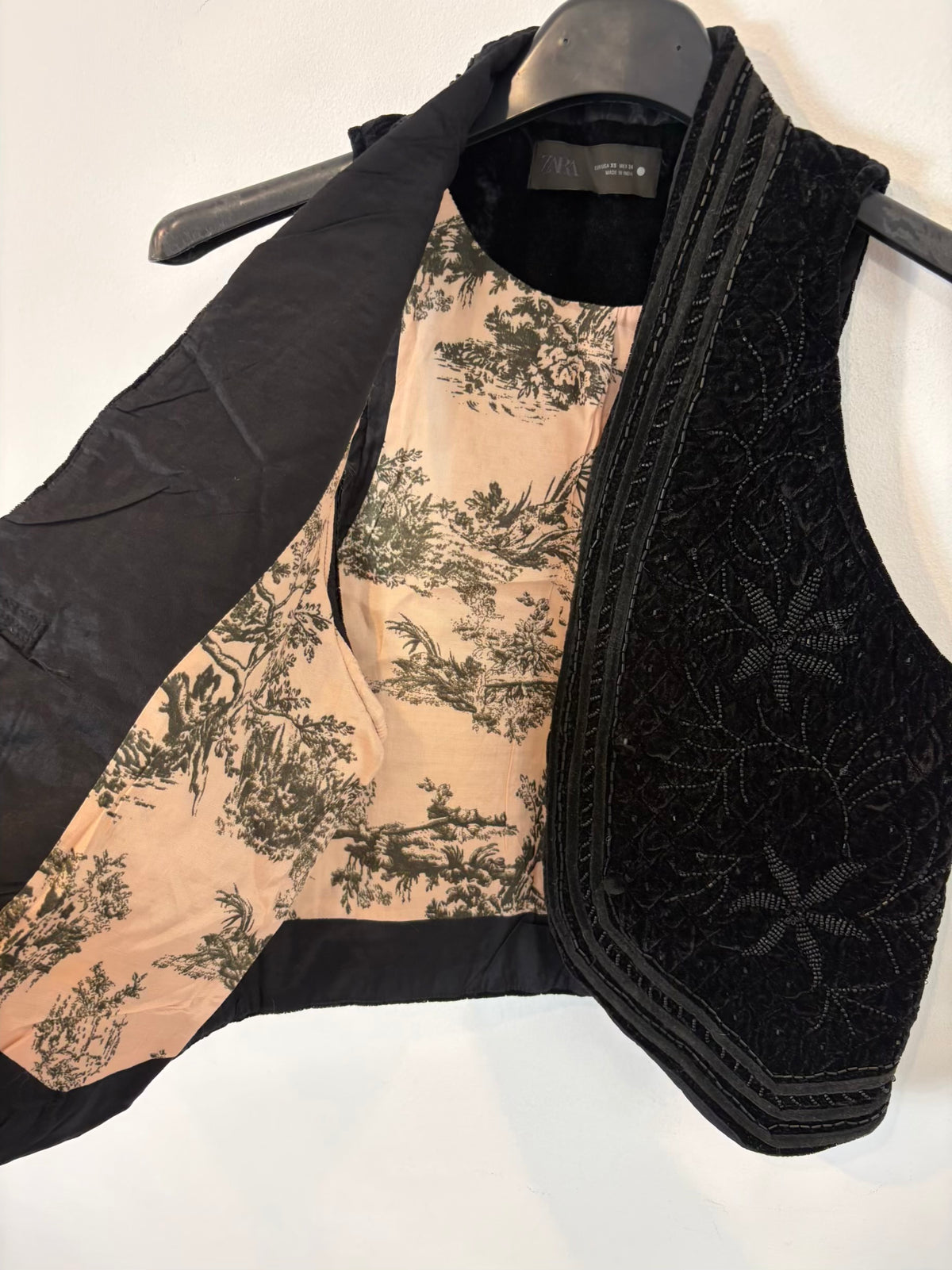 ZARA. Chaleco negro terciopelo cuentas
