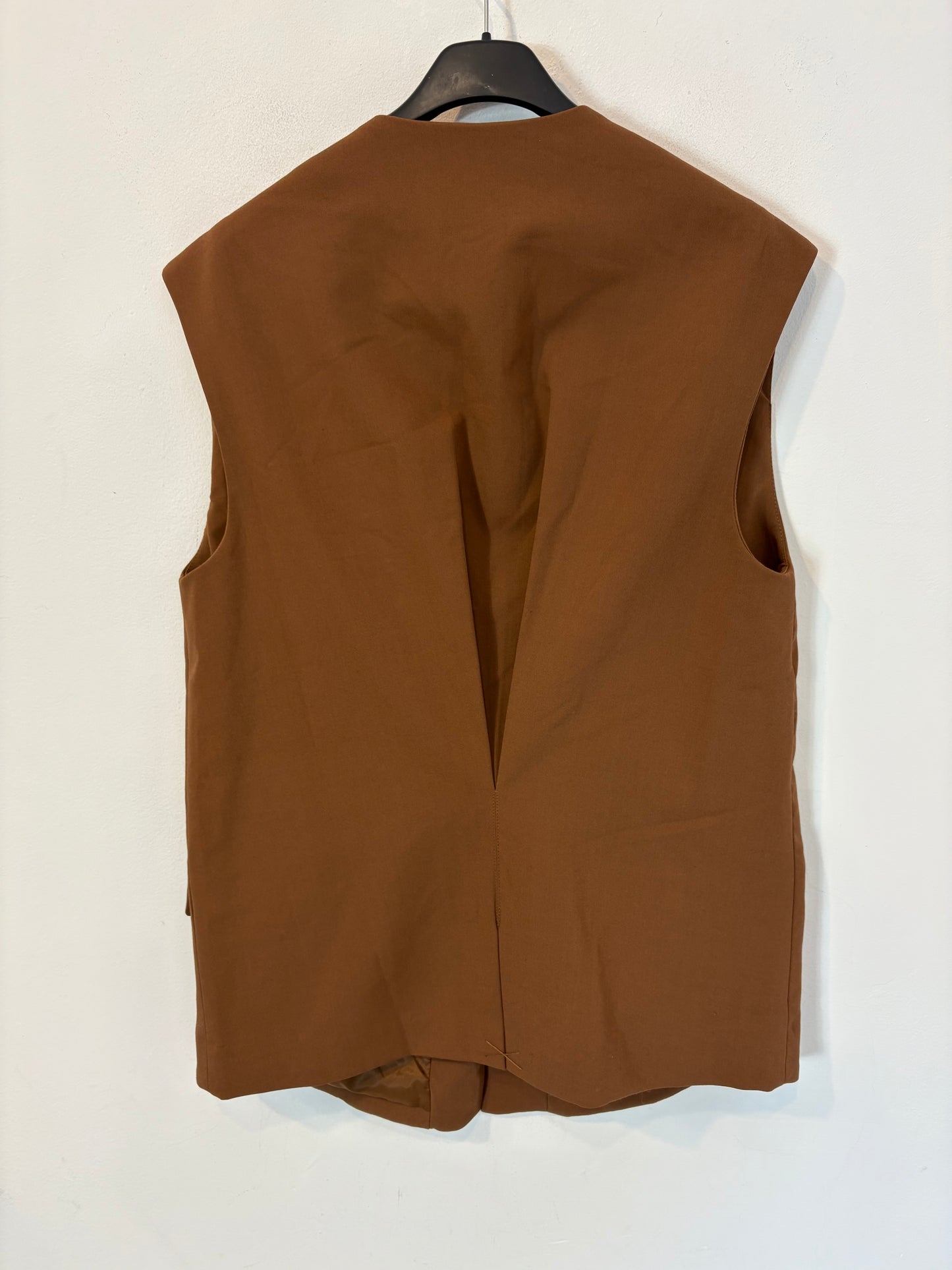 ZARA. Chaleco marrón abotonado